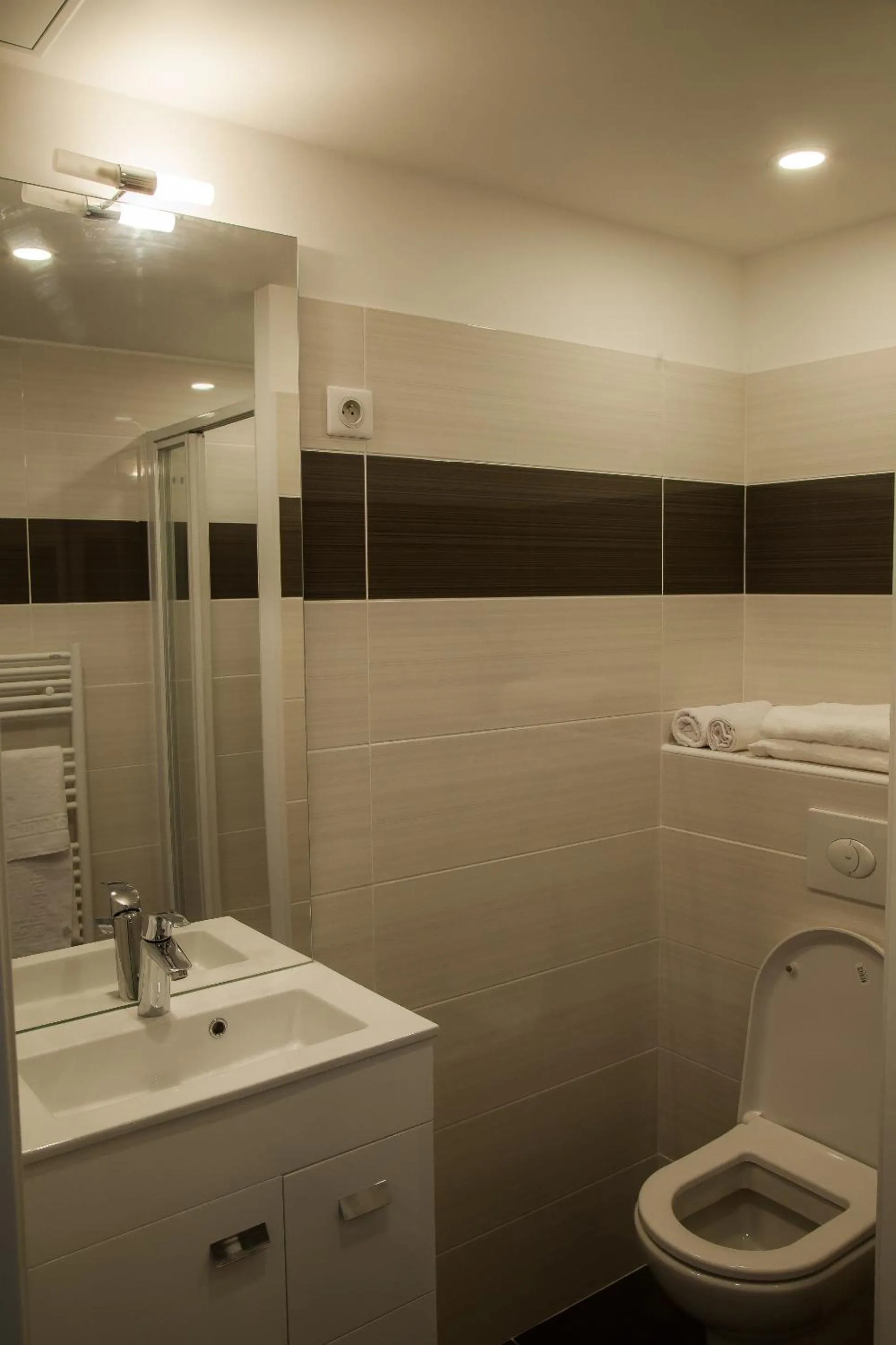 Bathroom in The Originals City, le Relais des Carnutes Brezolles Verneuil sur Avre