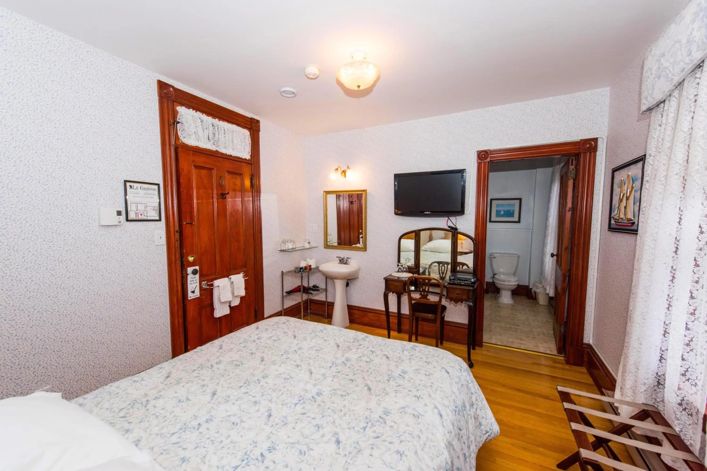 Photo of the whole room in Le Griffon