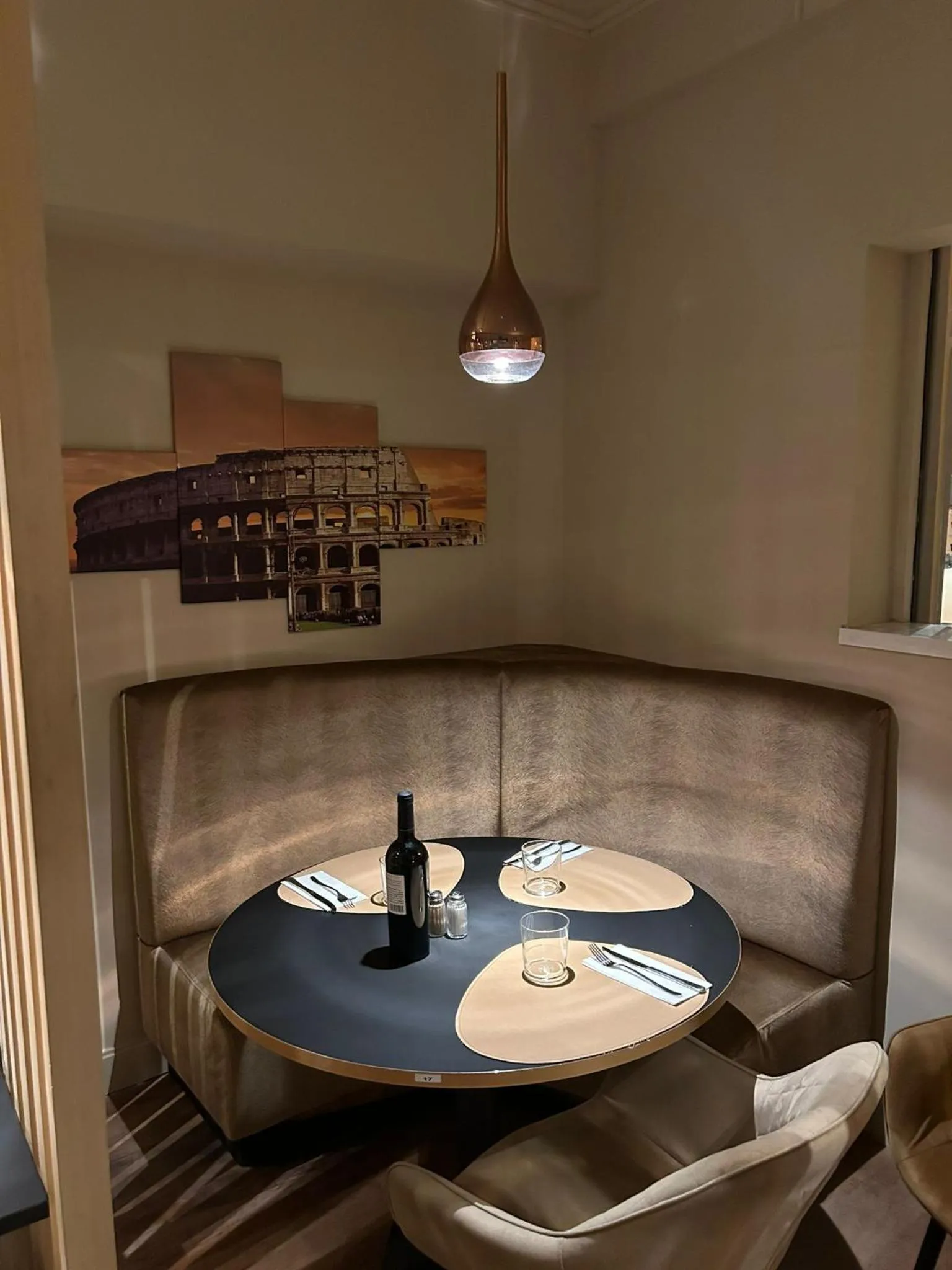 Restaurant/places to eat in Hotel Taormina Brussels Airport