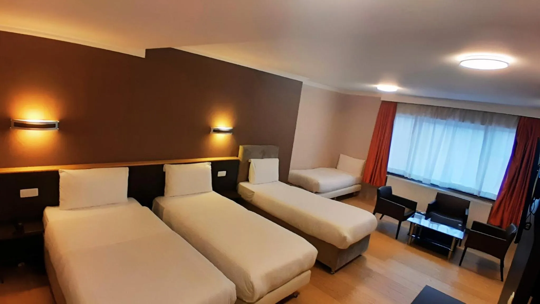 Photo of the whole room, Bed in Hotel Taormina Brussels Airport