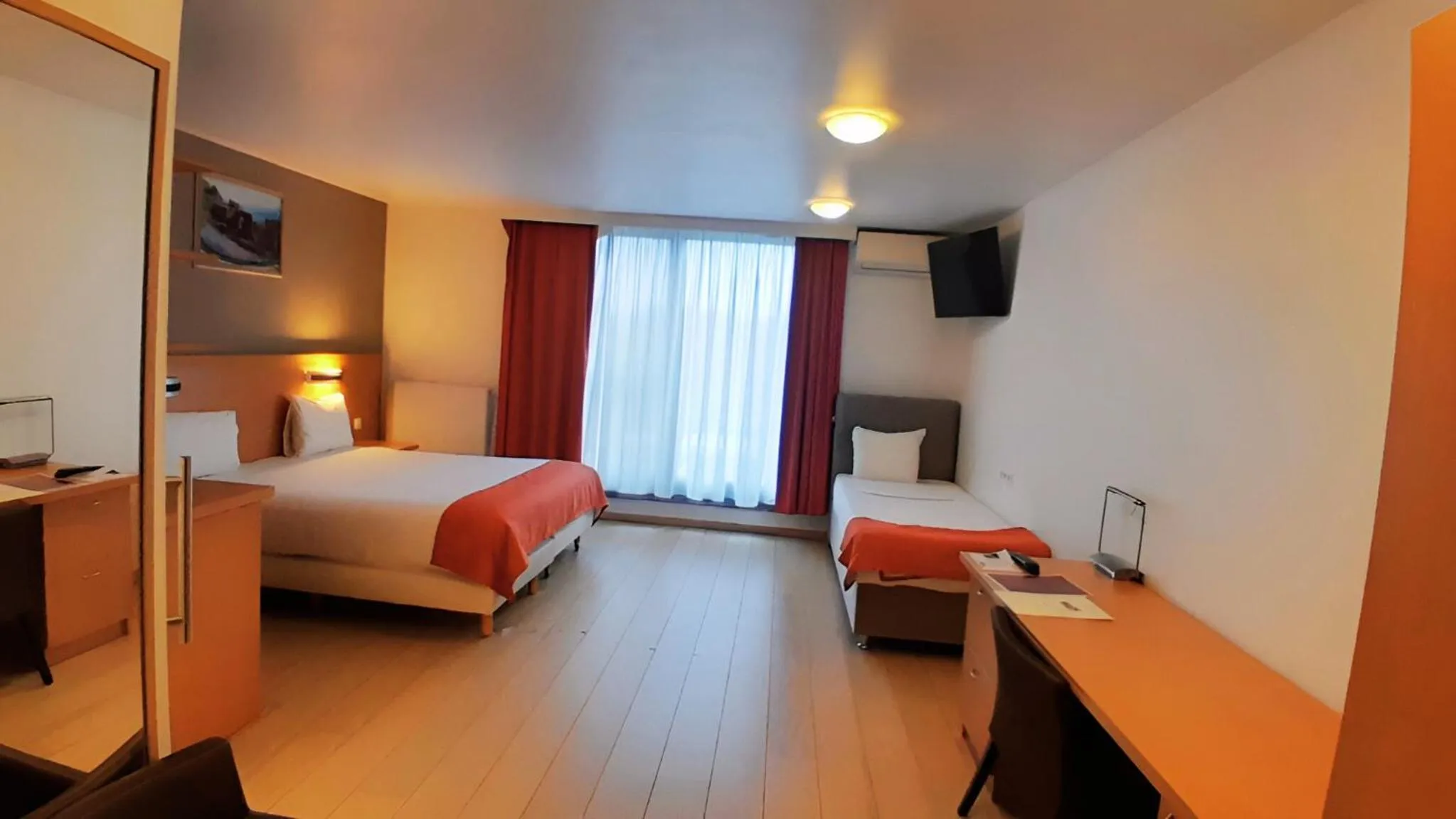 Photo of the whole room, Bed in Hotel Taormina Brussels Airport