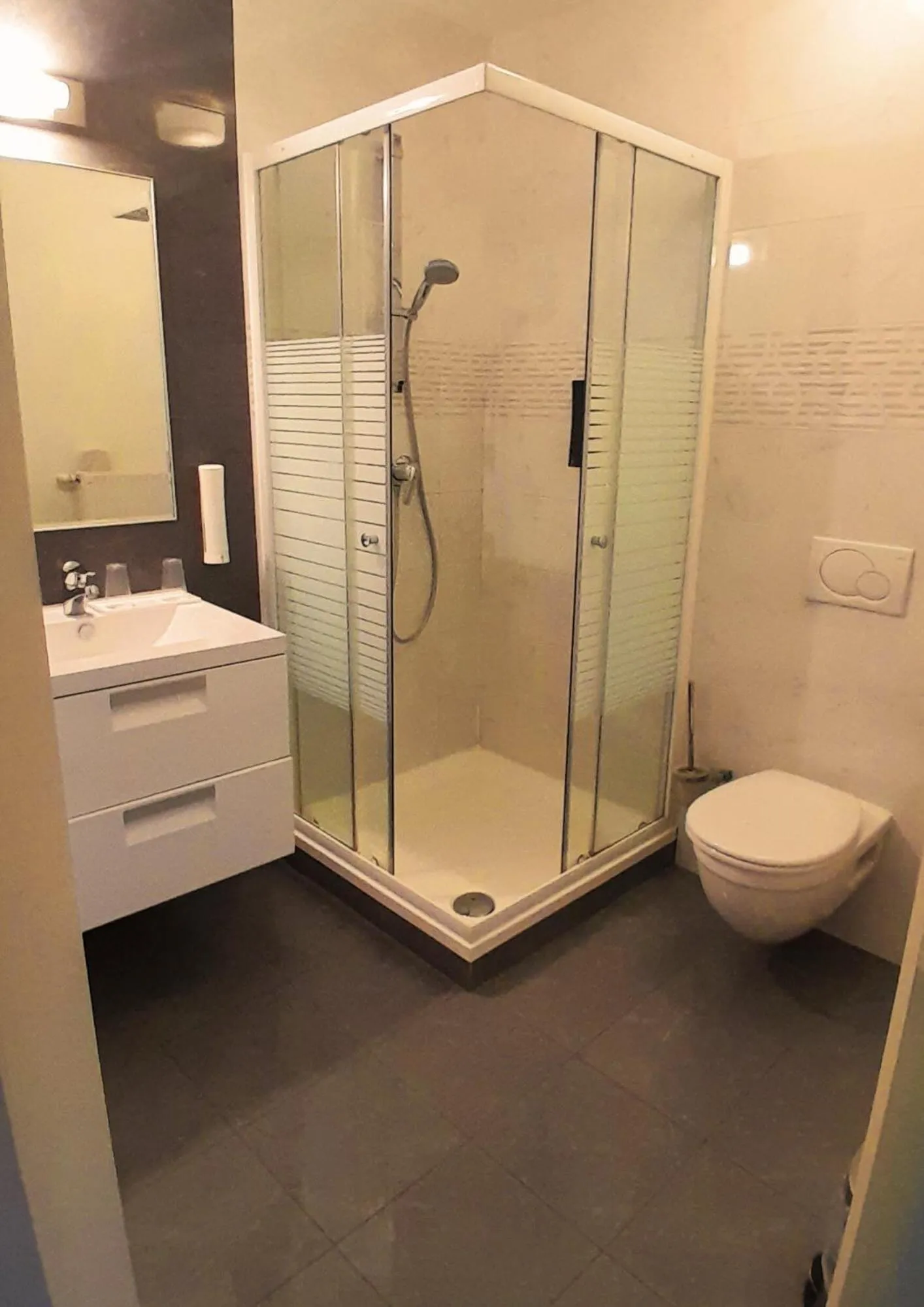 Shower in Hotel Taormina Brussels Airport