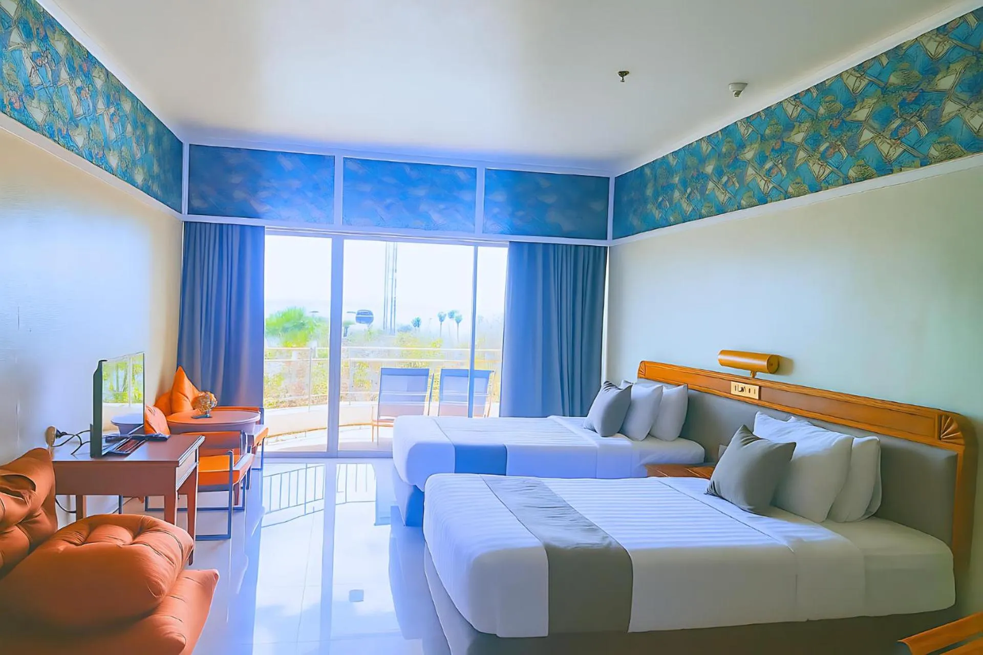 Bed in Pattaya Park Beach Resort
