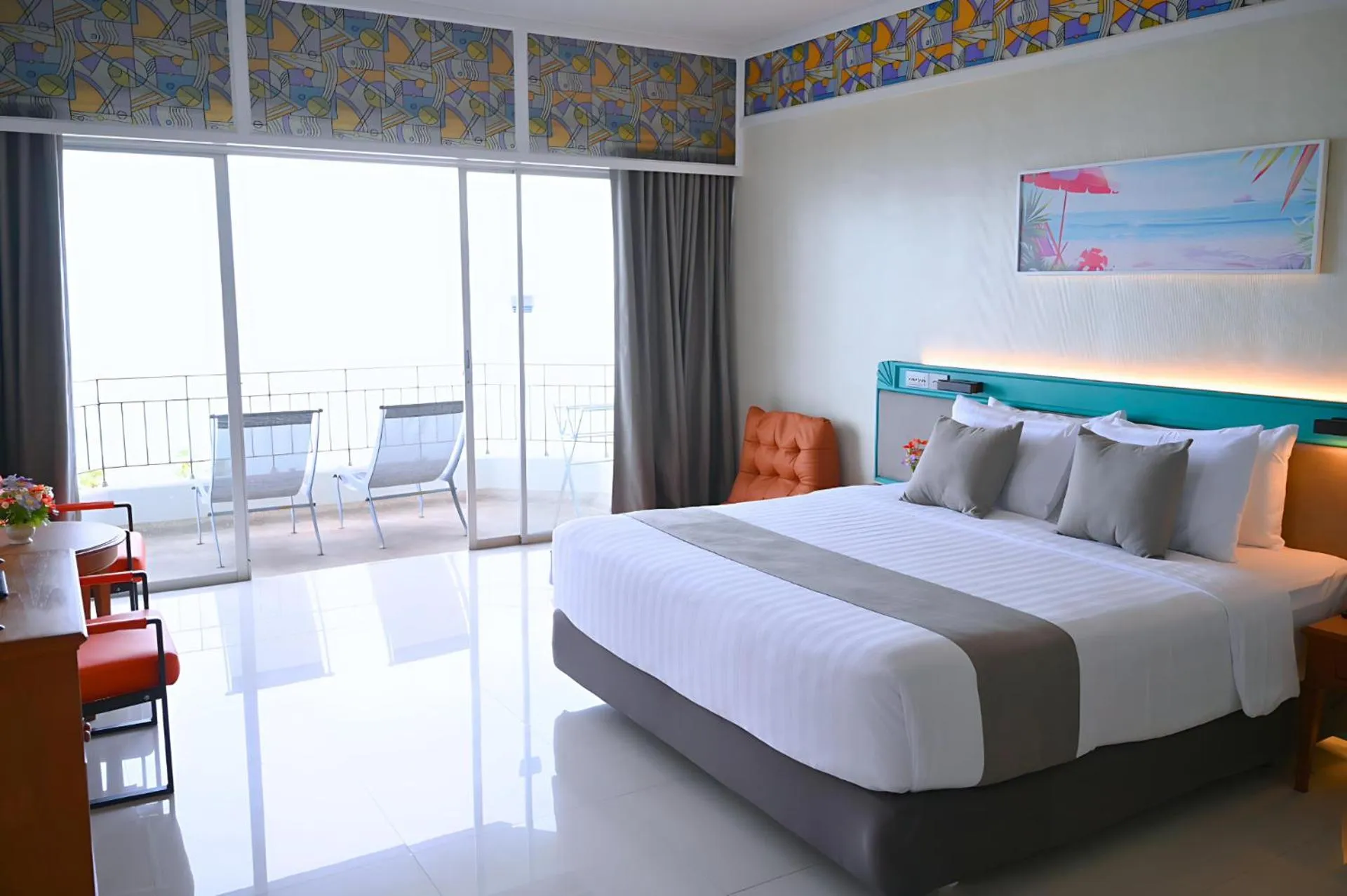 Bed in Pattaya Park Beach Resort