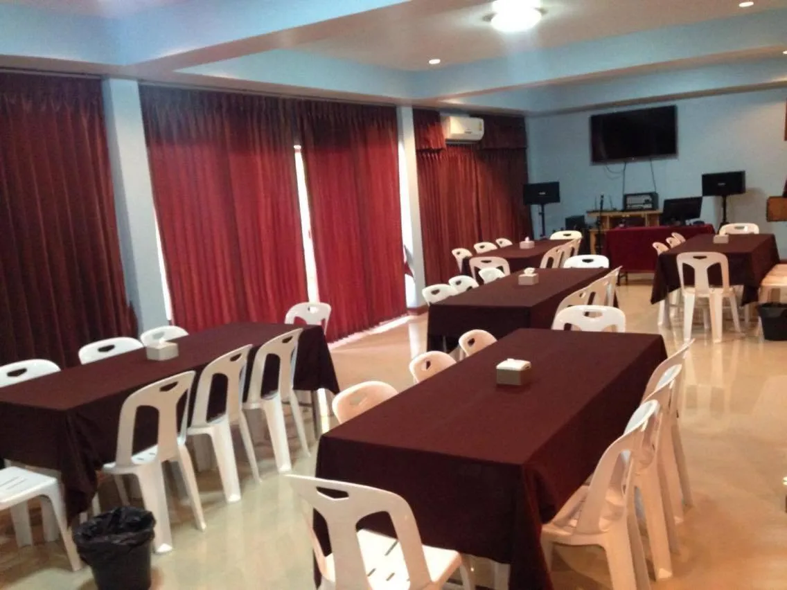 Karaoke in Khwanruen Fishing Resort