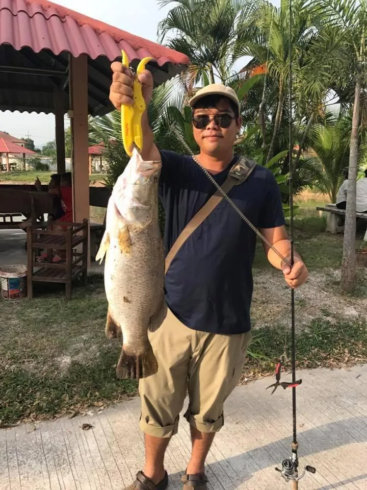 People in Khwanruen Fishing Resort
