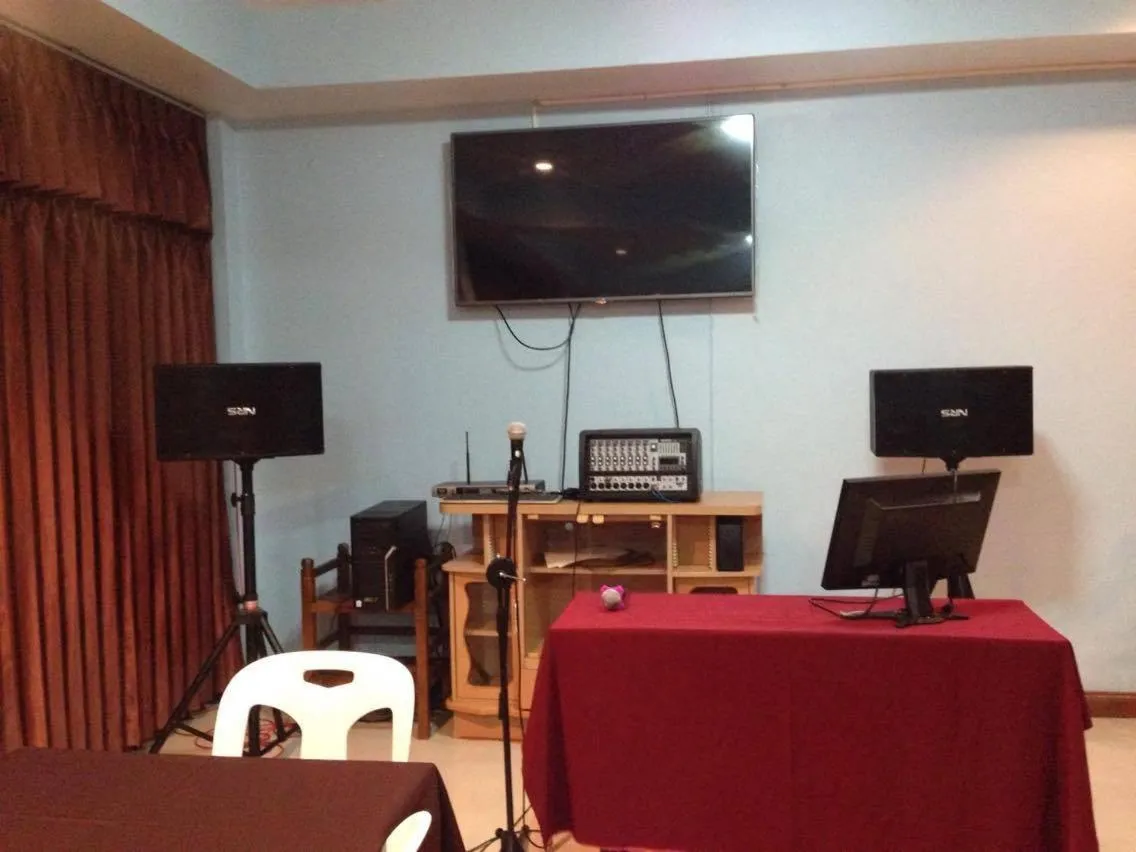 Karaoke in Khwanruen Fishing Resort