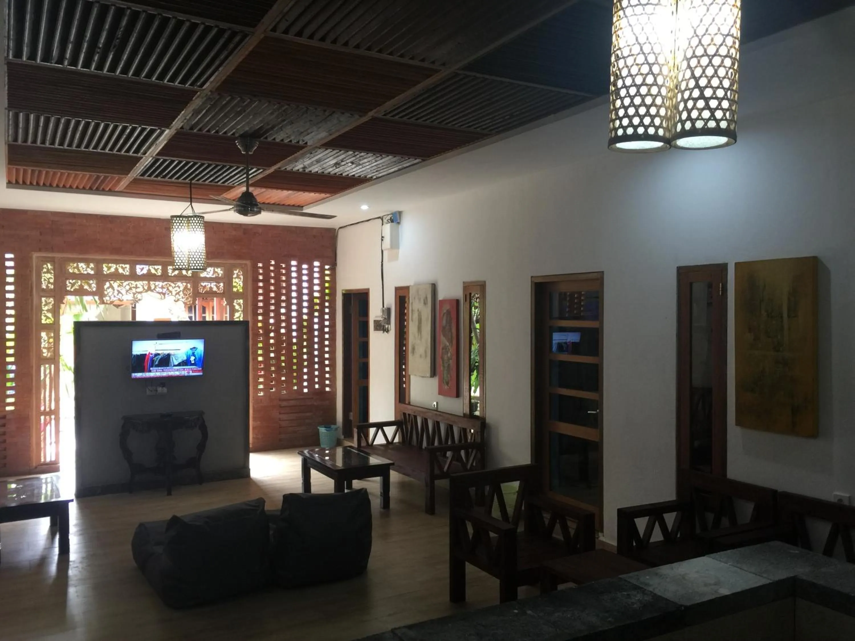 Communal lounge/ TV room in New Ubud Hostel