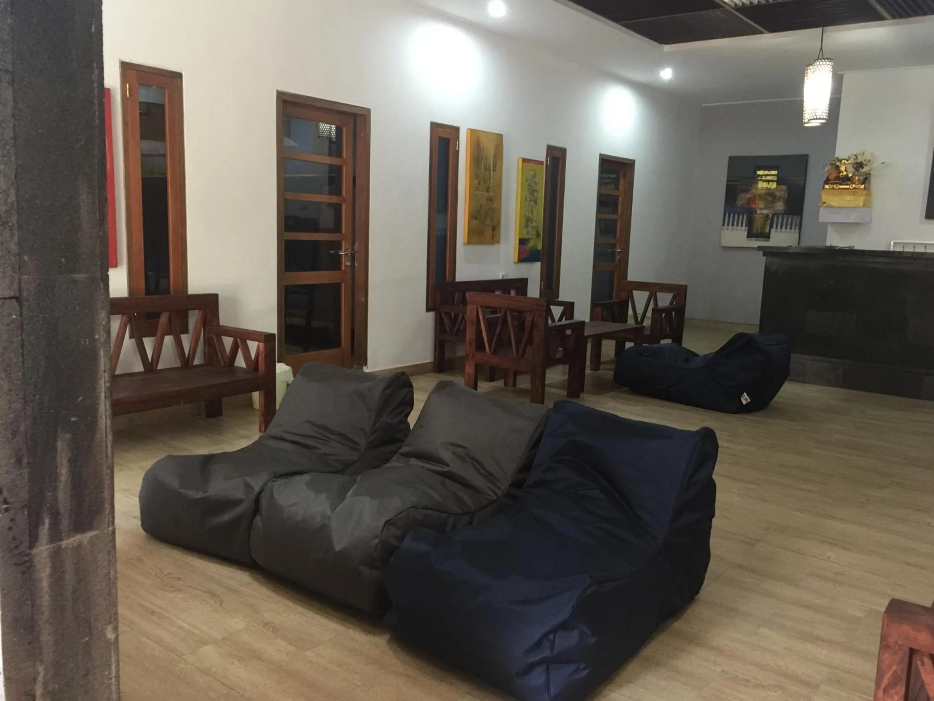 Communal lounge/ TV room in New Ubud Hostel