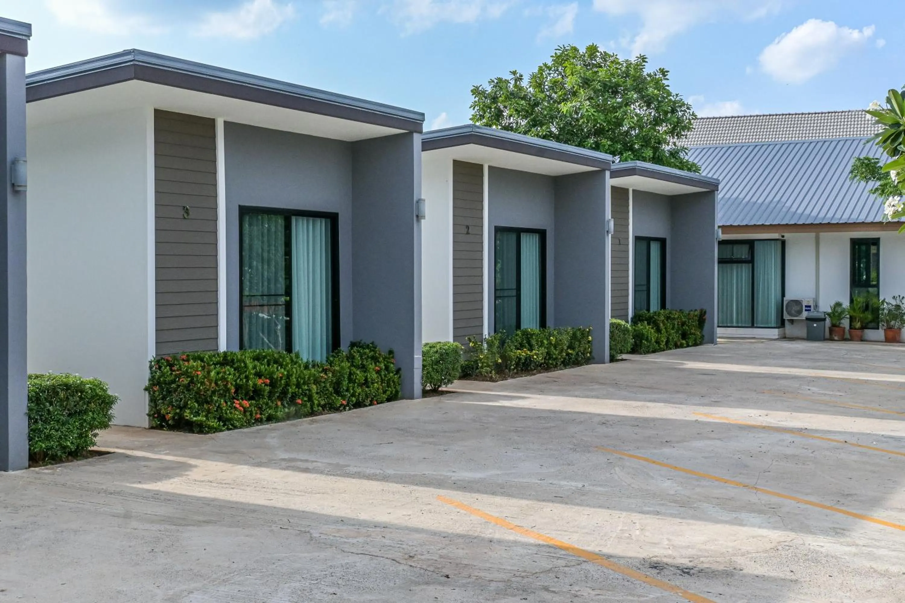 Property building in Baan Kieng Tawan