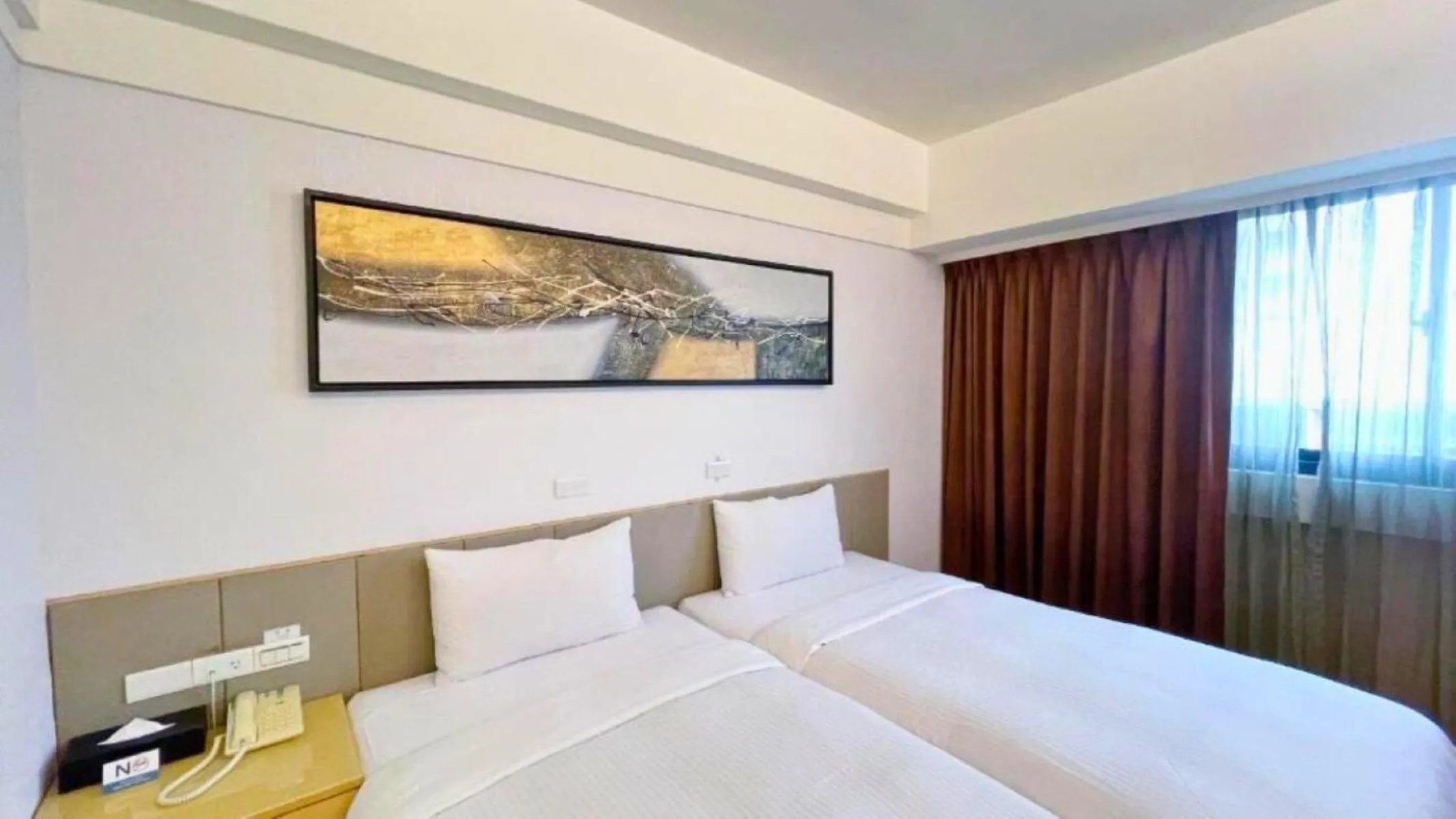 Photo of the whole room, Bed in Delton Hotel