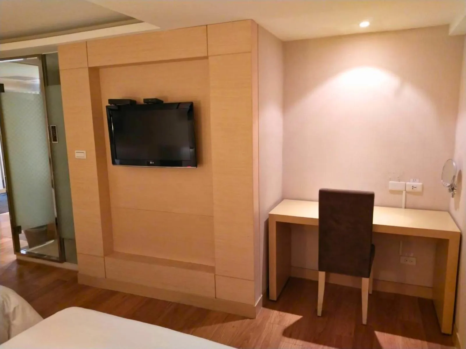 Photo of the whole room, Bed in Delton Hotel