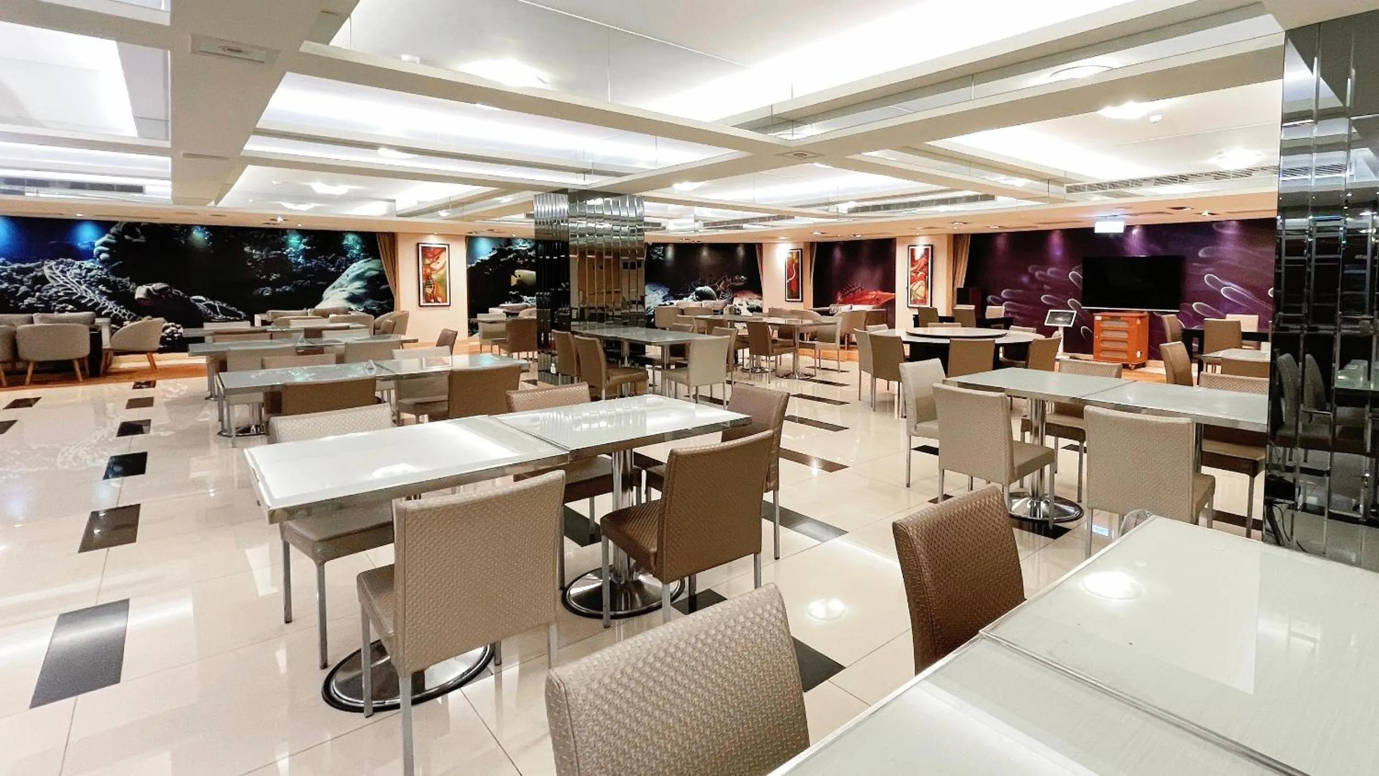 Restaurant/places to eat in Delton Hotel