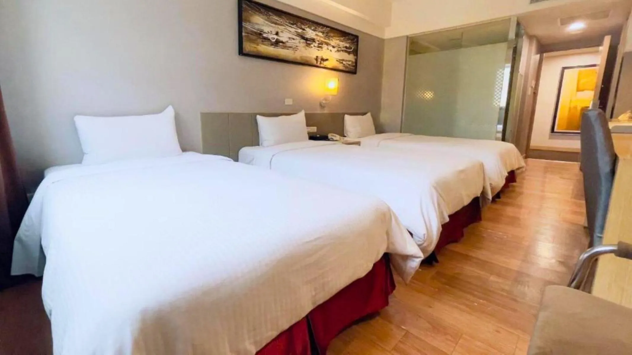 Photo of the whole room, Bed in Delton Hotel