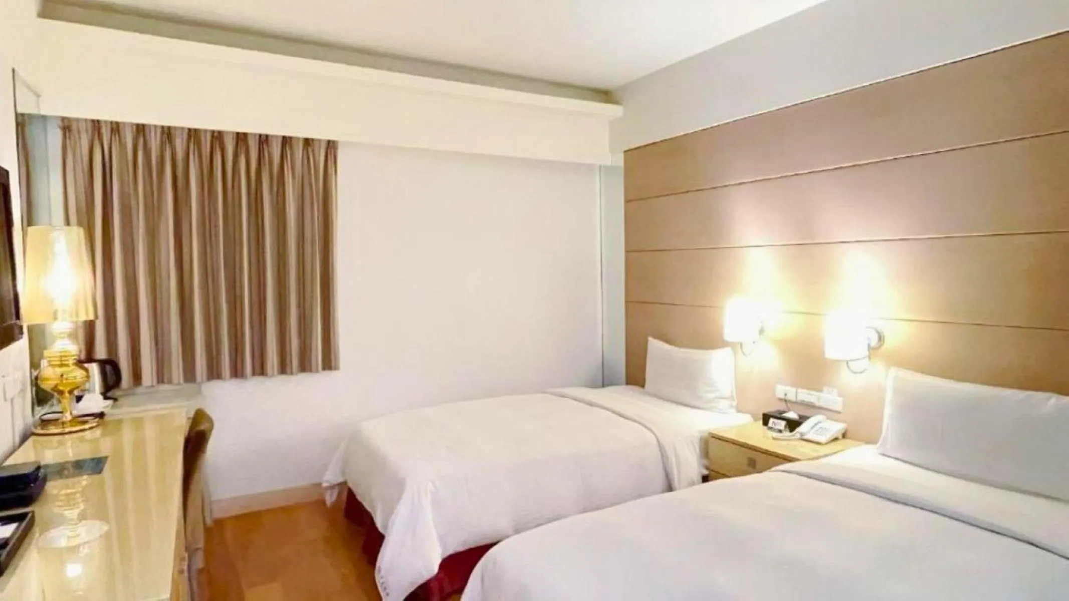 Photo of the whole room, Bed in Delton Hotel