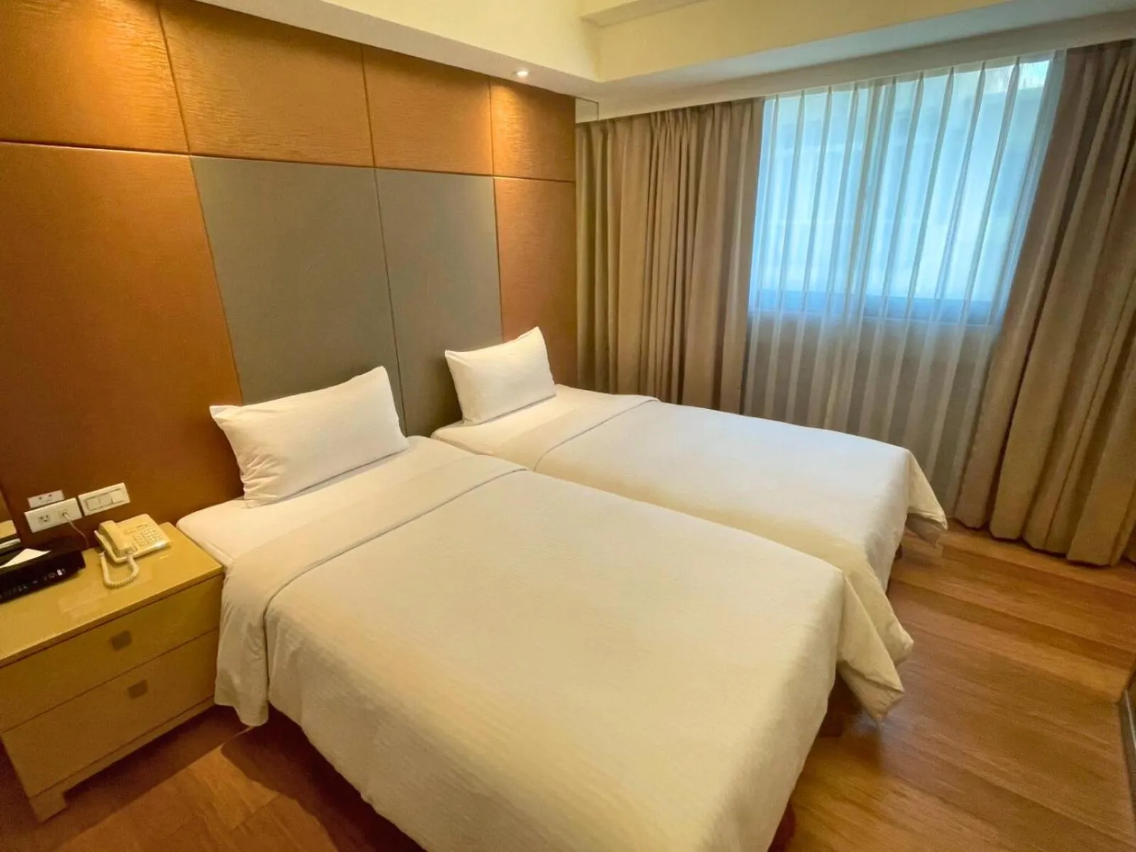 Photo of the whole room, Bed in Delton Hotel