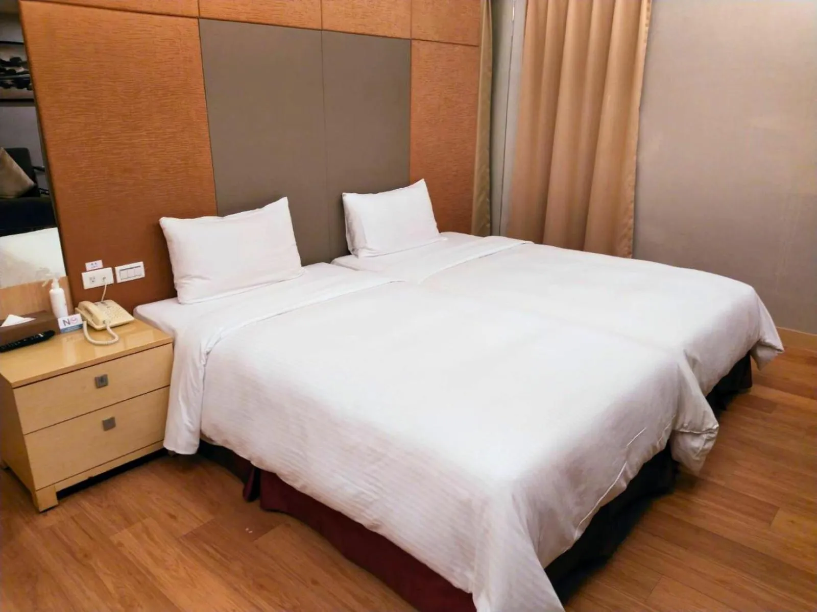 Photo of the whole room, Bed in Delton Hotel