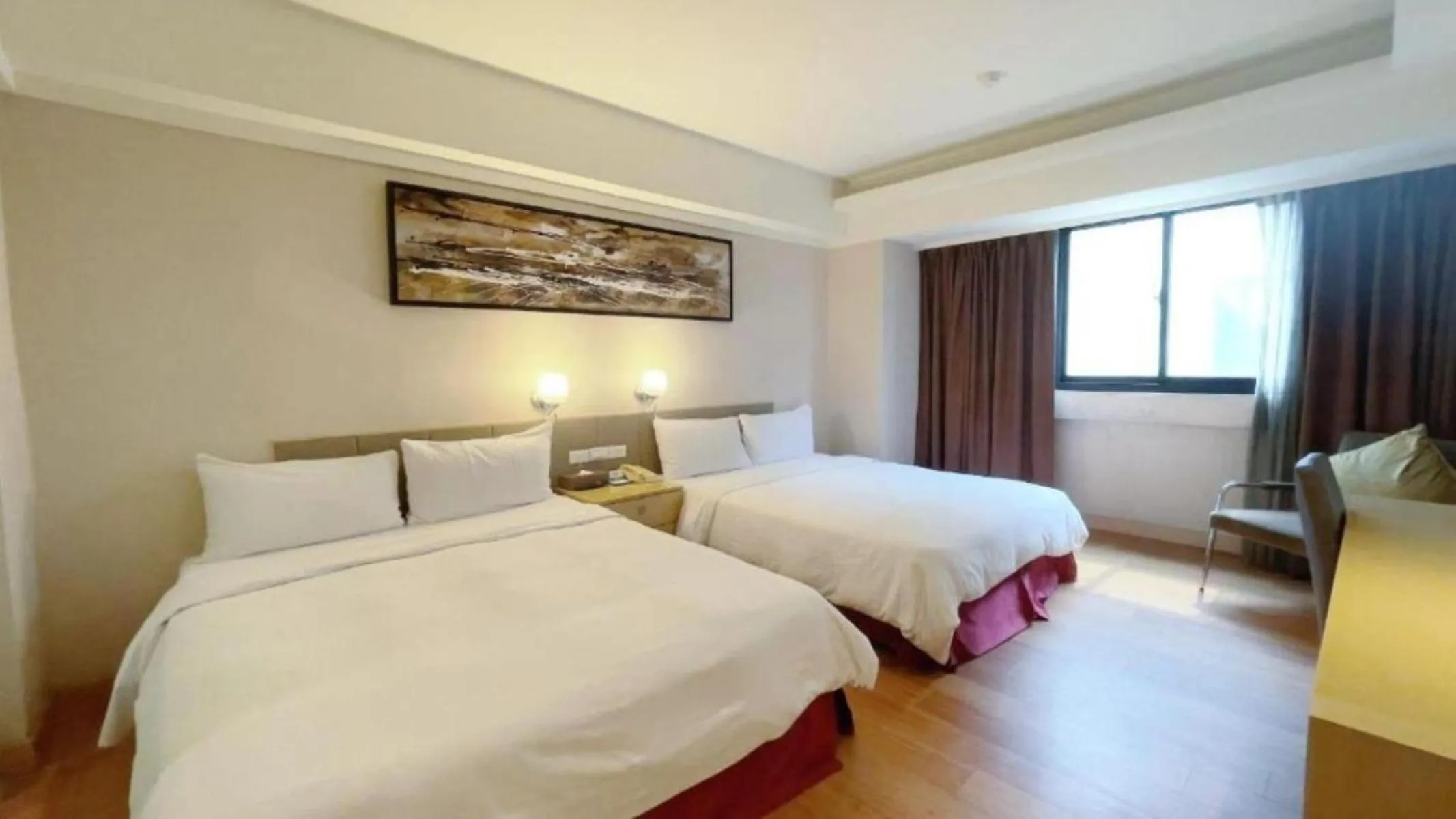 Photo of the whole room, Bed in Delton Hotel