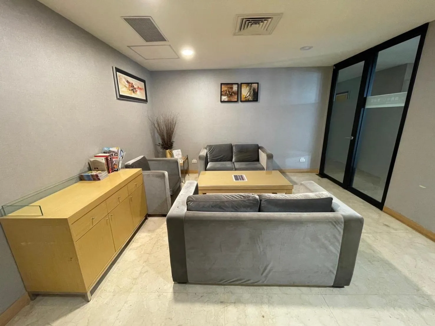 Communal lounge/ TV room, Bed in Delton Hotel