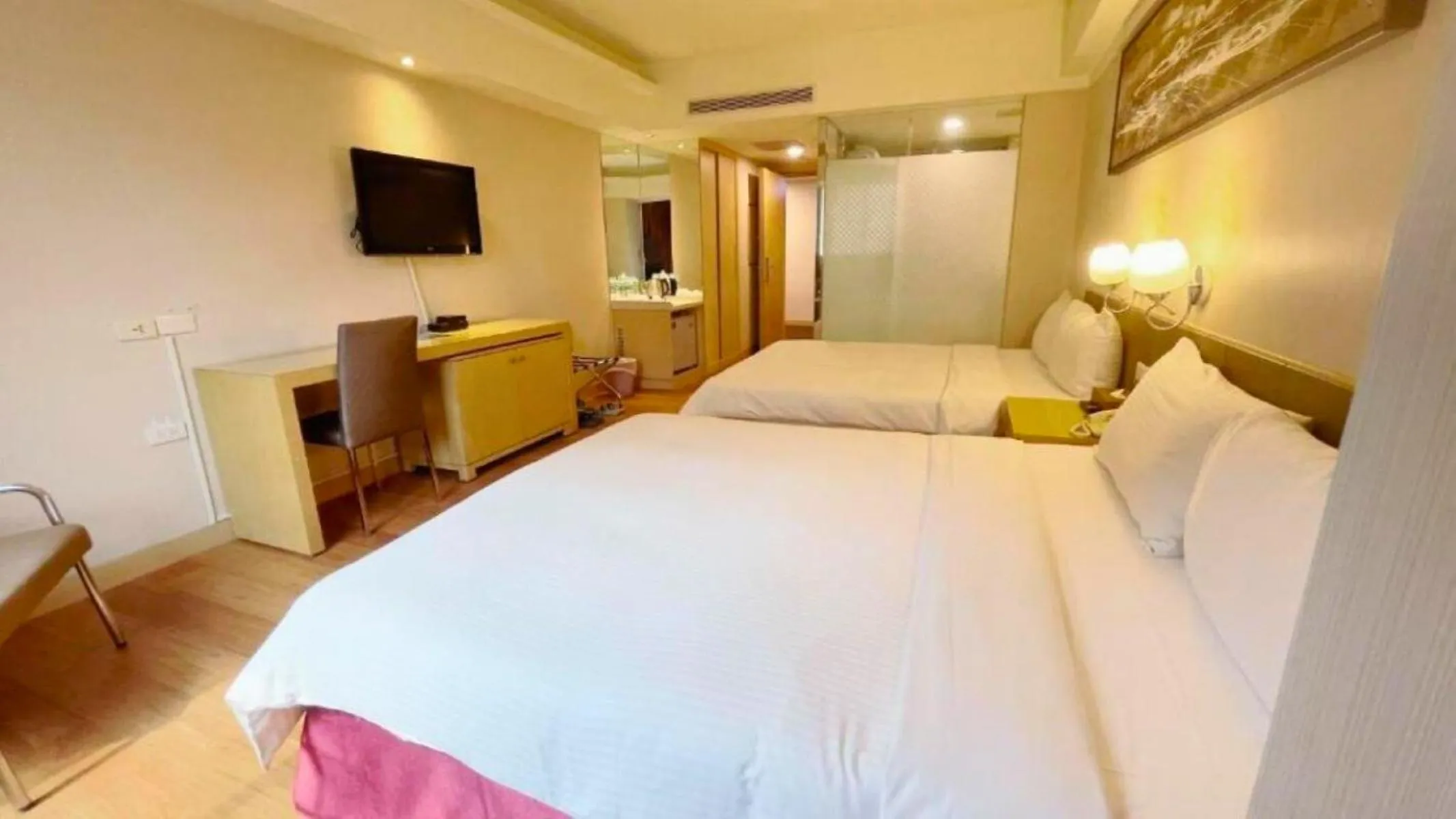 Photo of the whole room, Bed in Delton Hotel