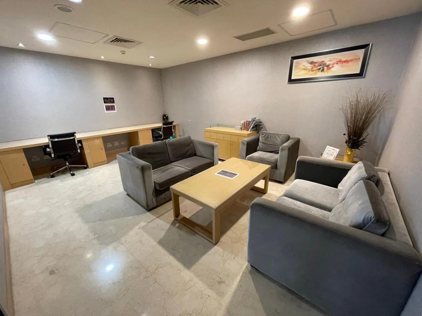 Communal lounge/ TV room in Delton Hotel