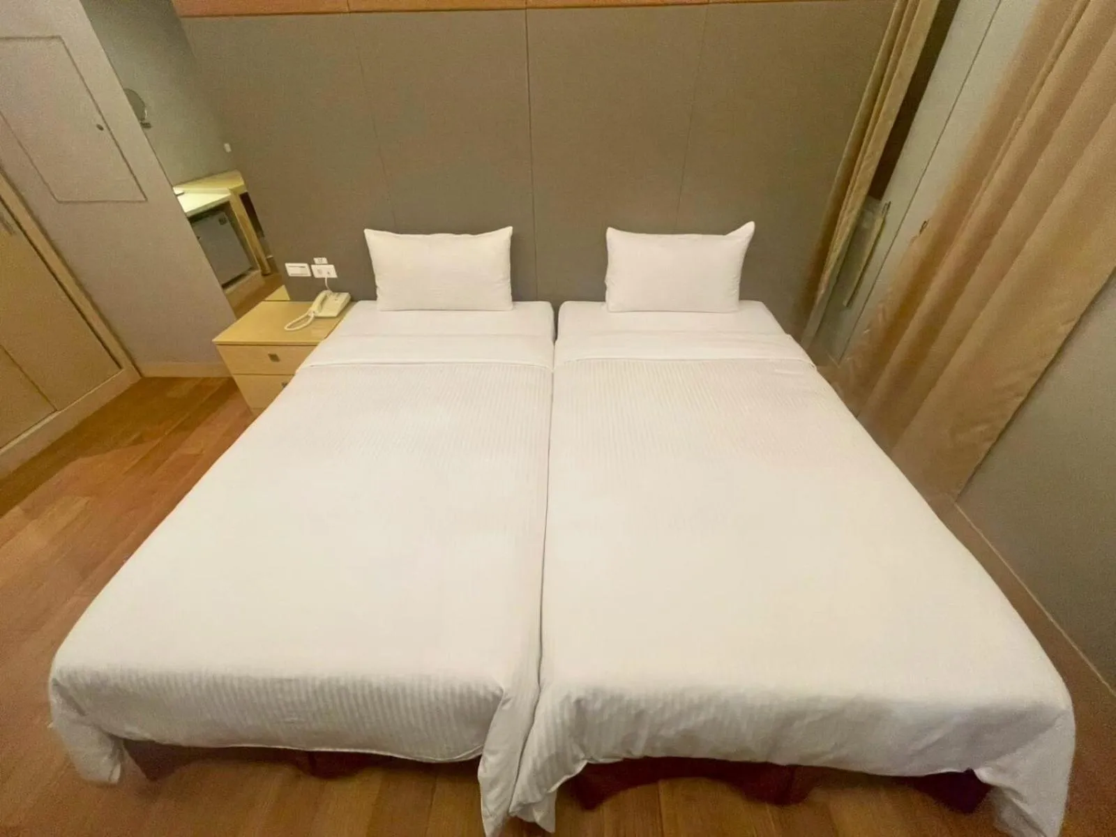 Photo of the whole room, Bed in Delton Hotel