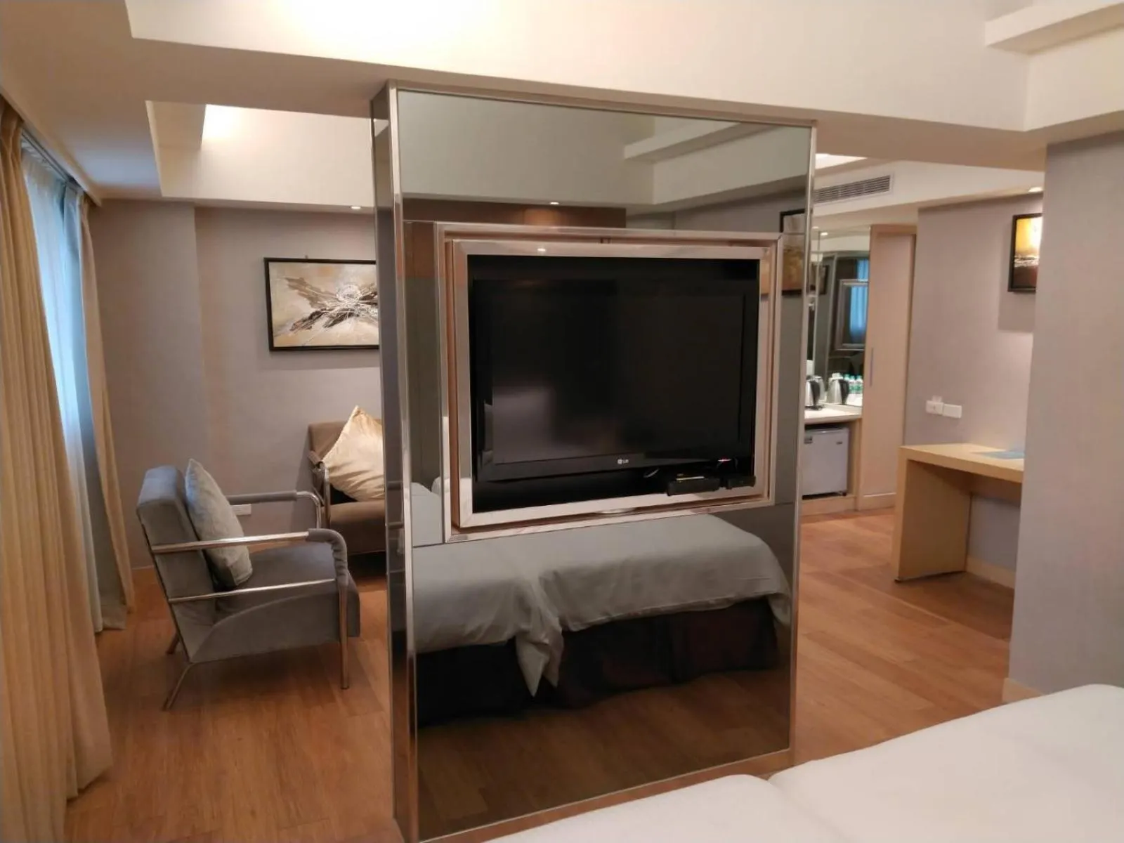 Photo of the whole room, Bed in Delton Hotel