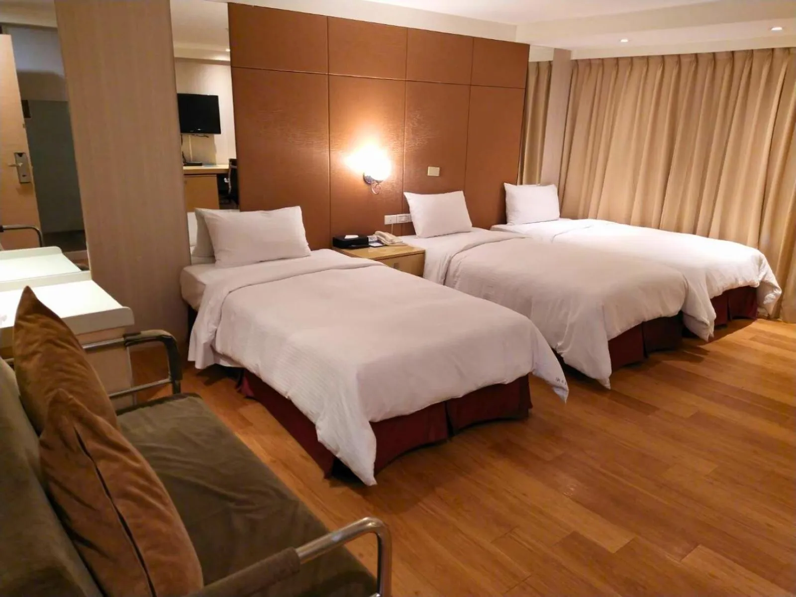 Photo of the whole room, Bed in Delton Hotel
