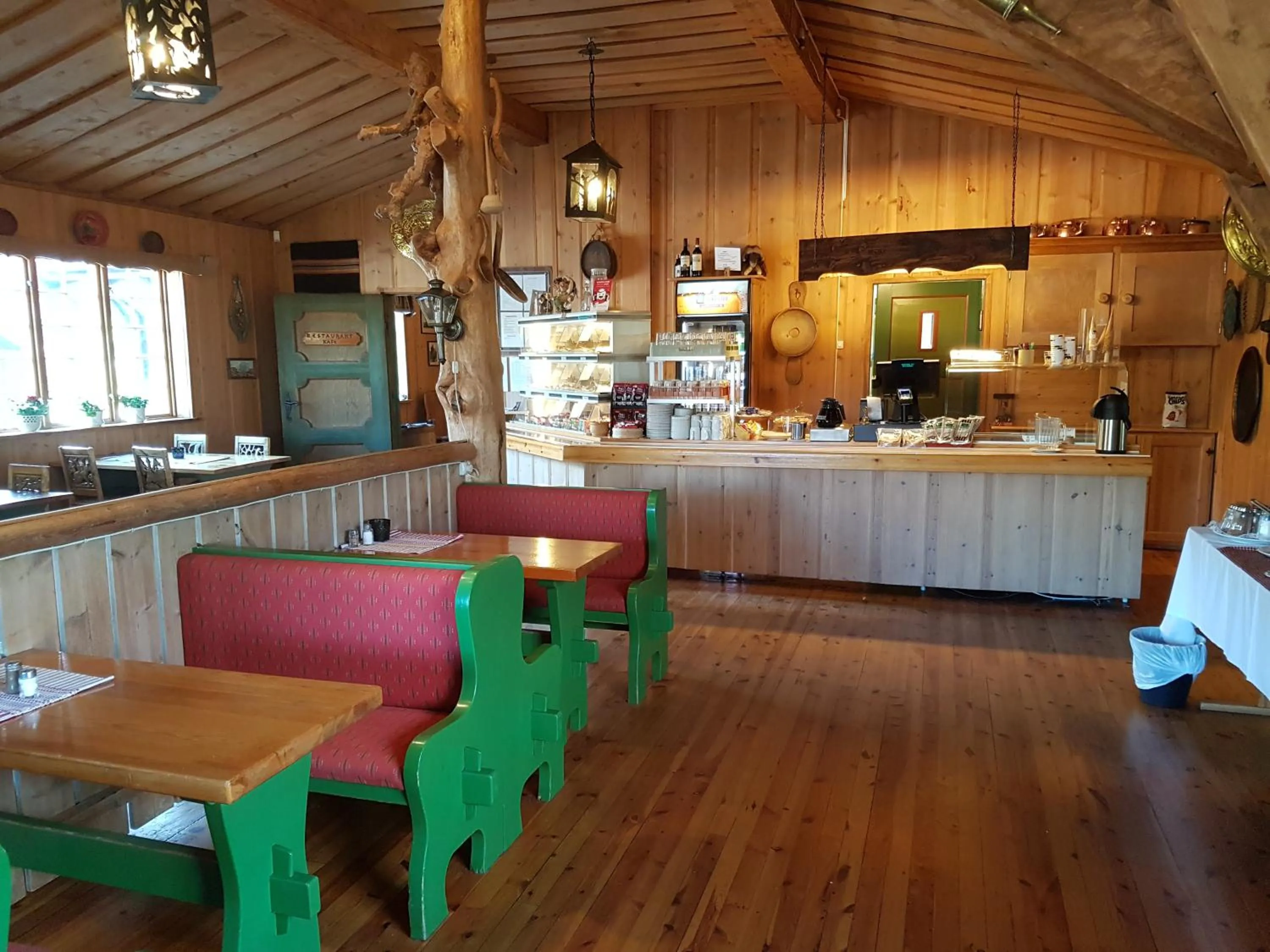 Restaurant/places to eat in Dovregubbens Hall