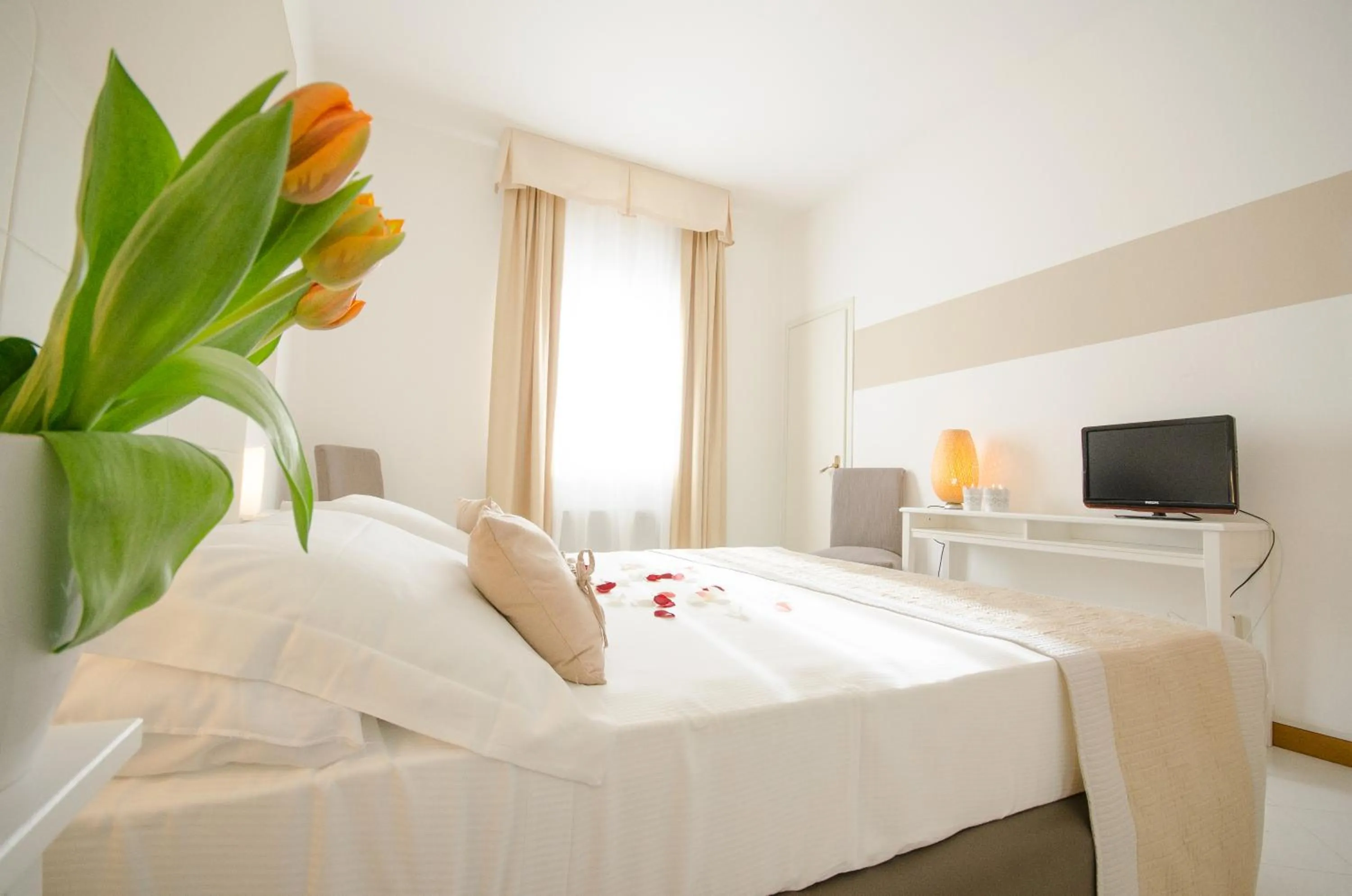 Bedroom, Bed in Hotel Al Sole Bardolino