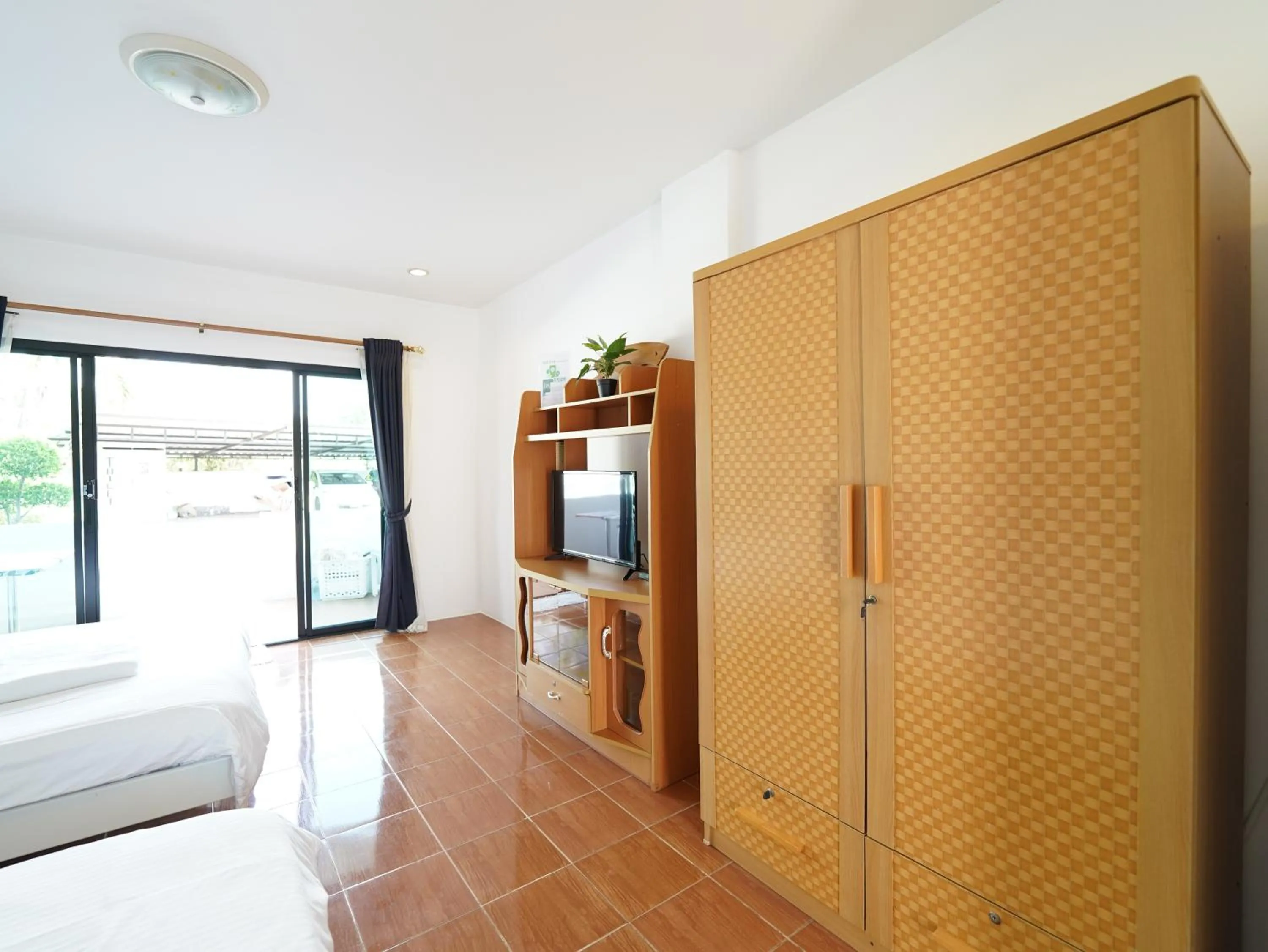 wardrobe, Bed in RoomQuest One Bangsaray