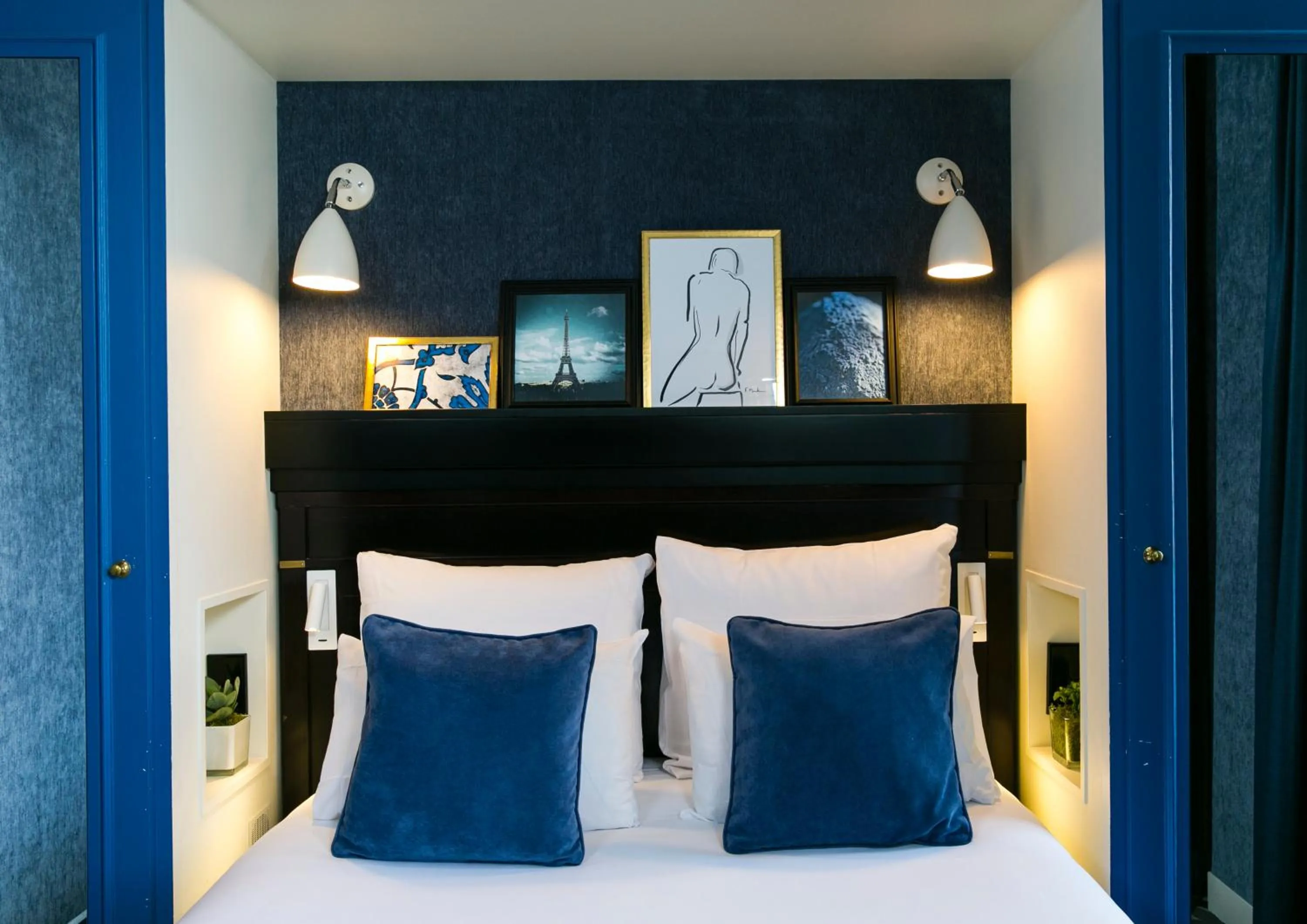 Decorative detail, Bed in Hotel de Neuville Arc de Triomphe