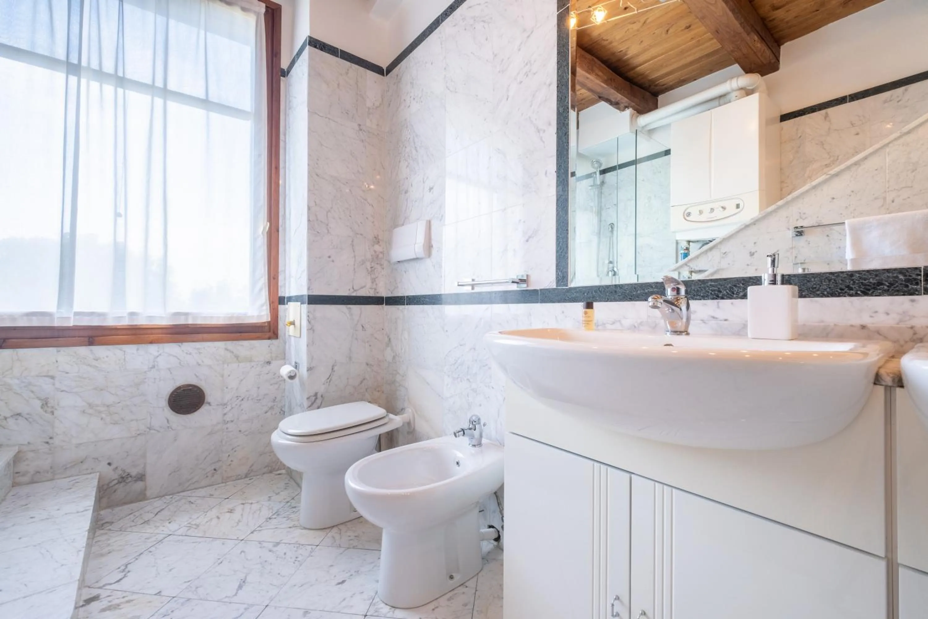 Toilet in BolognaRoomscom - La Quercia