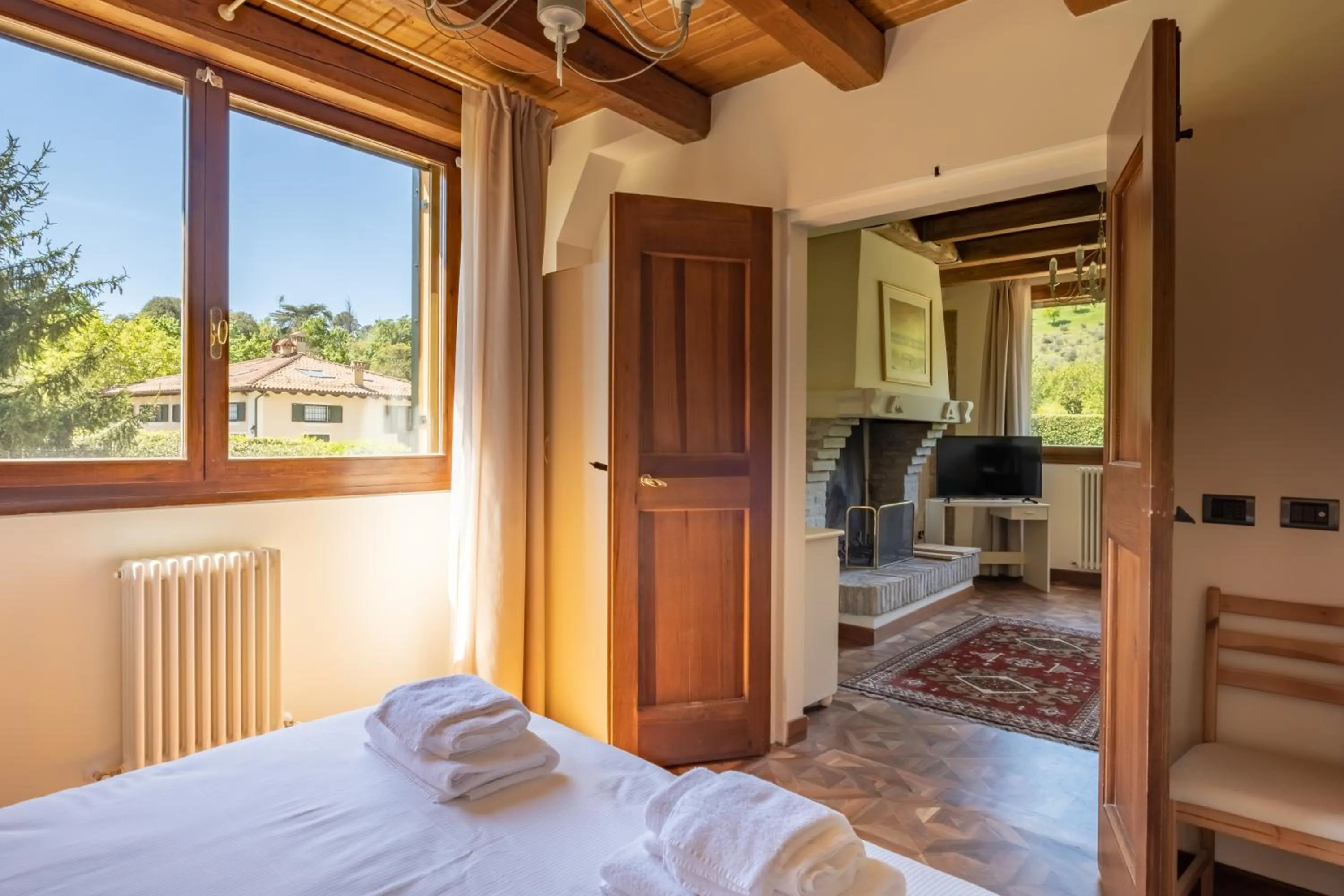 TV and multimedia, Bed in BolognaRoomscom - La Quercia