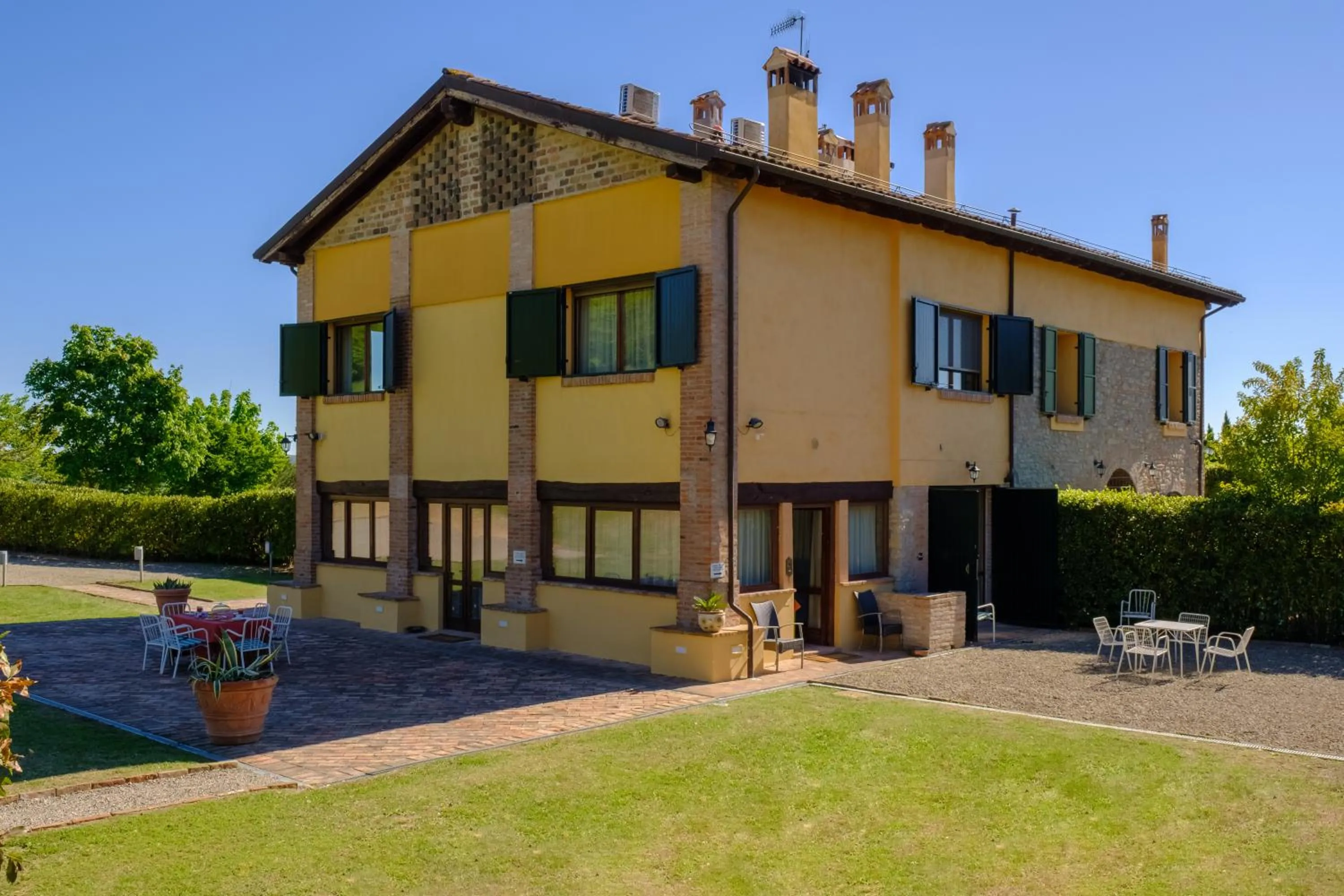 Property building in BolognaRoomscom - La Quercia