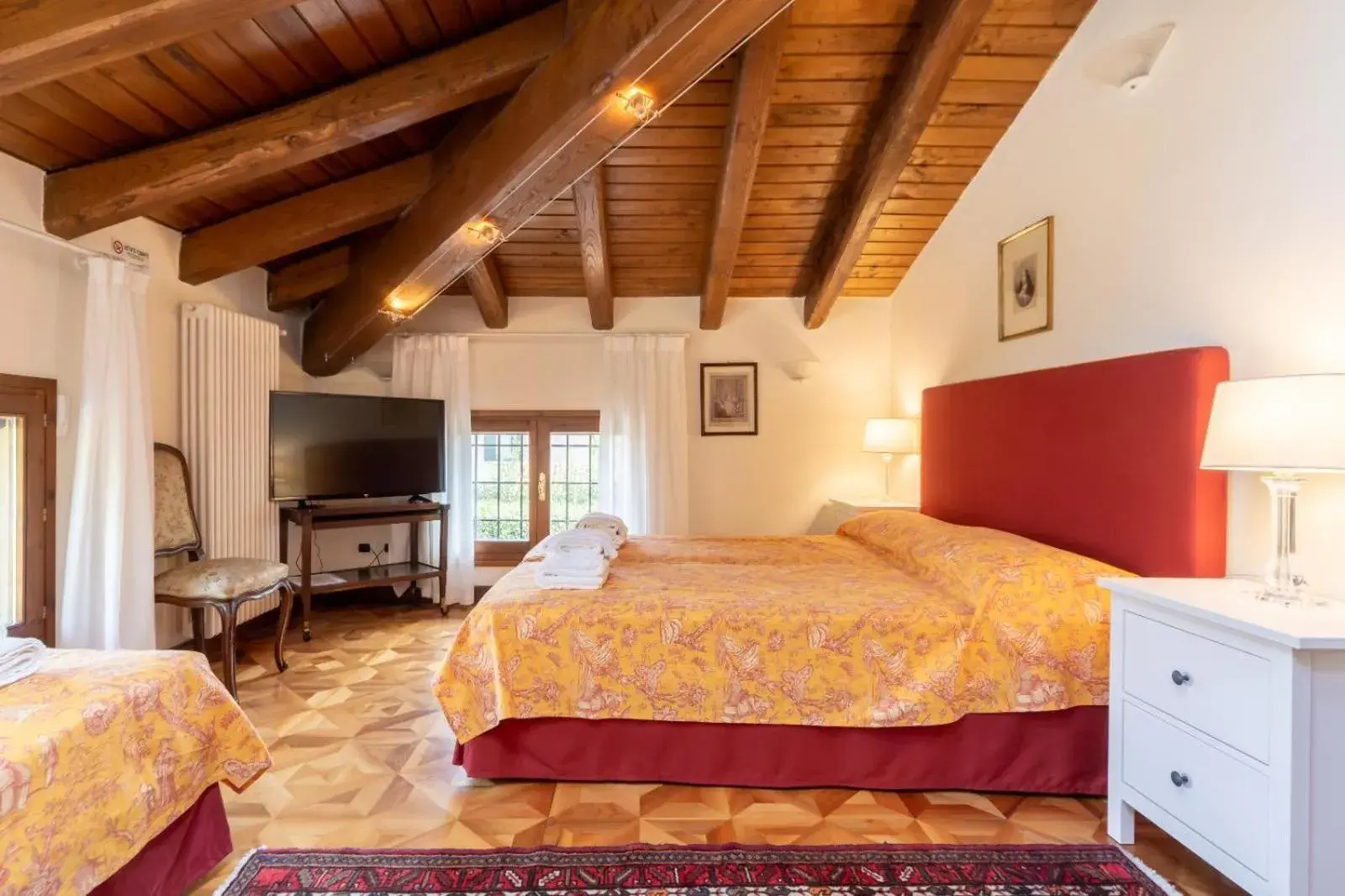 Classic Triple Room in BolognaRoomscom - La Quercia Classic Triple Room in BolognaRoomscom - La Quercia