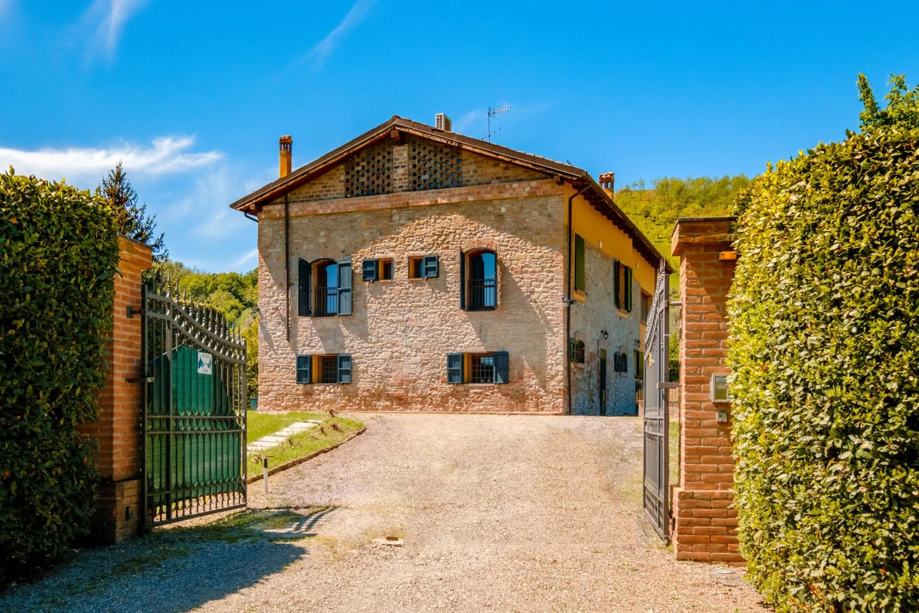 Property building in BolognaRoomscom - La Quercia