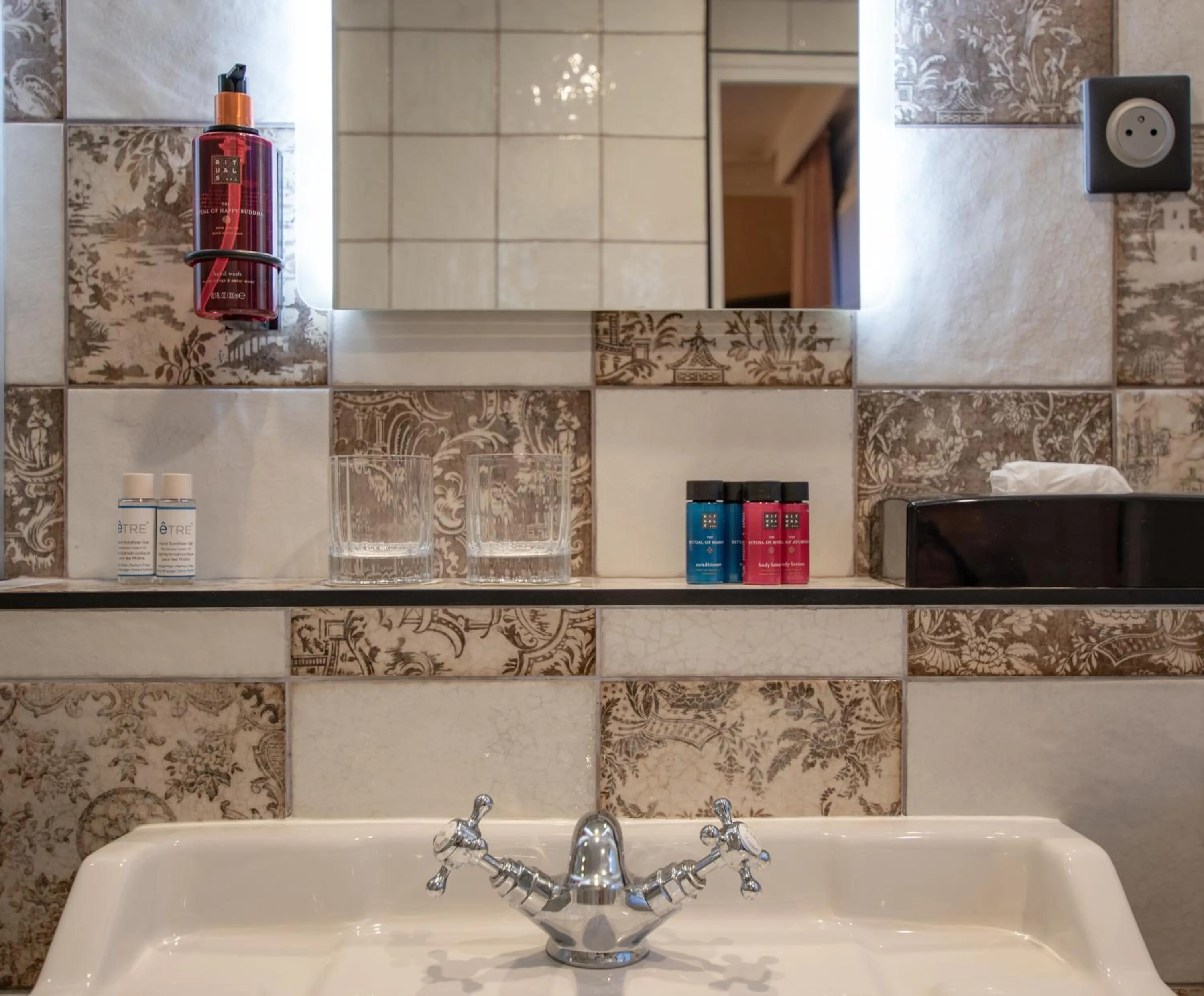 Bathroom in ELSA, Hôtel Paris