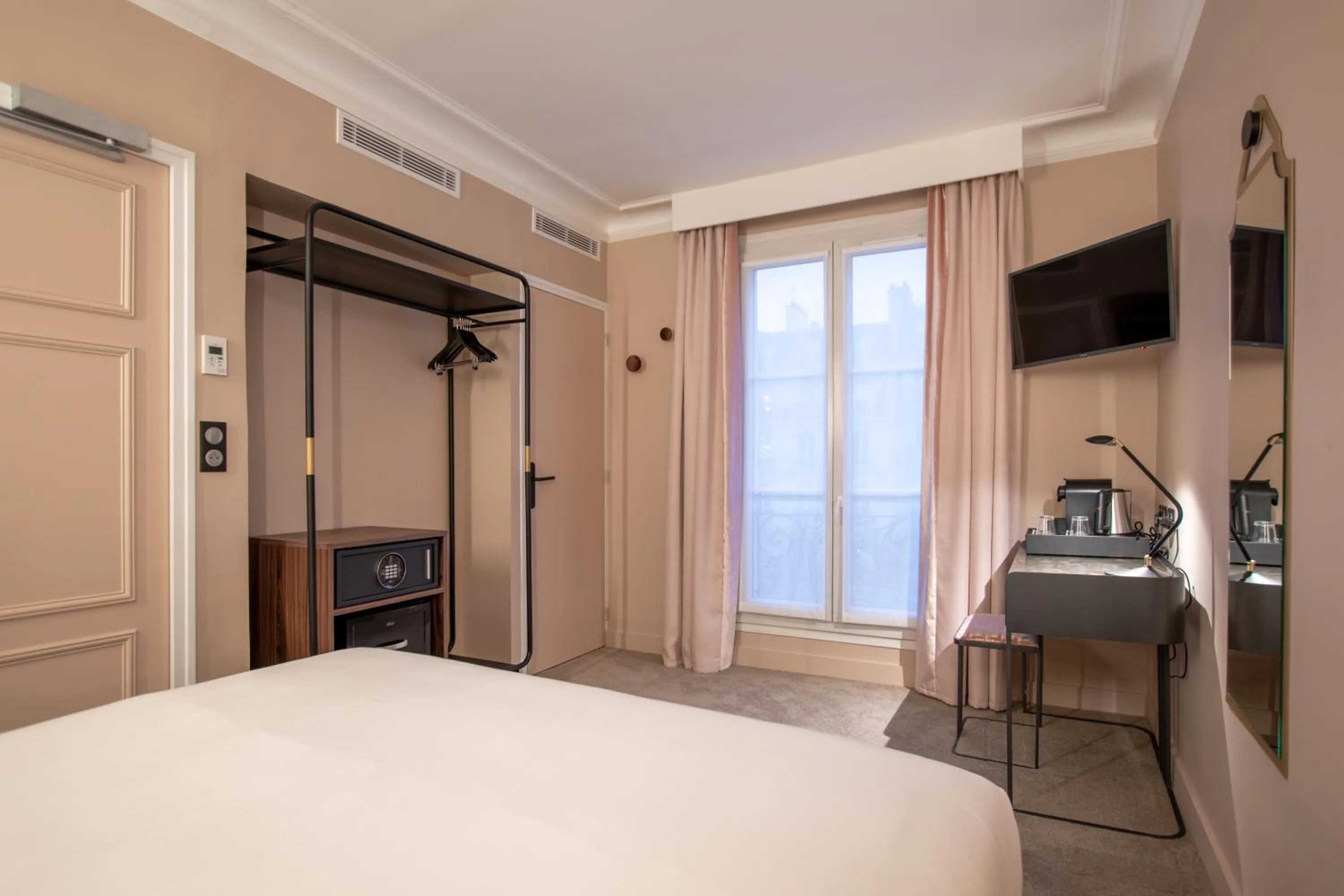 TV and multimedia, Bed in ELSA, Hôtel Paris