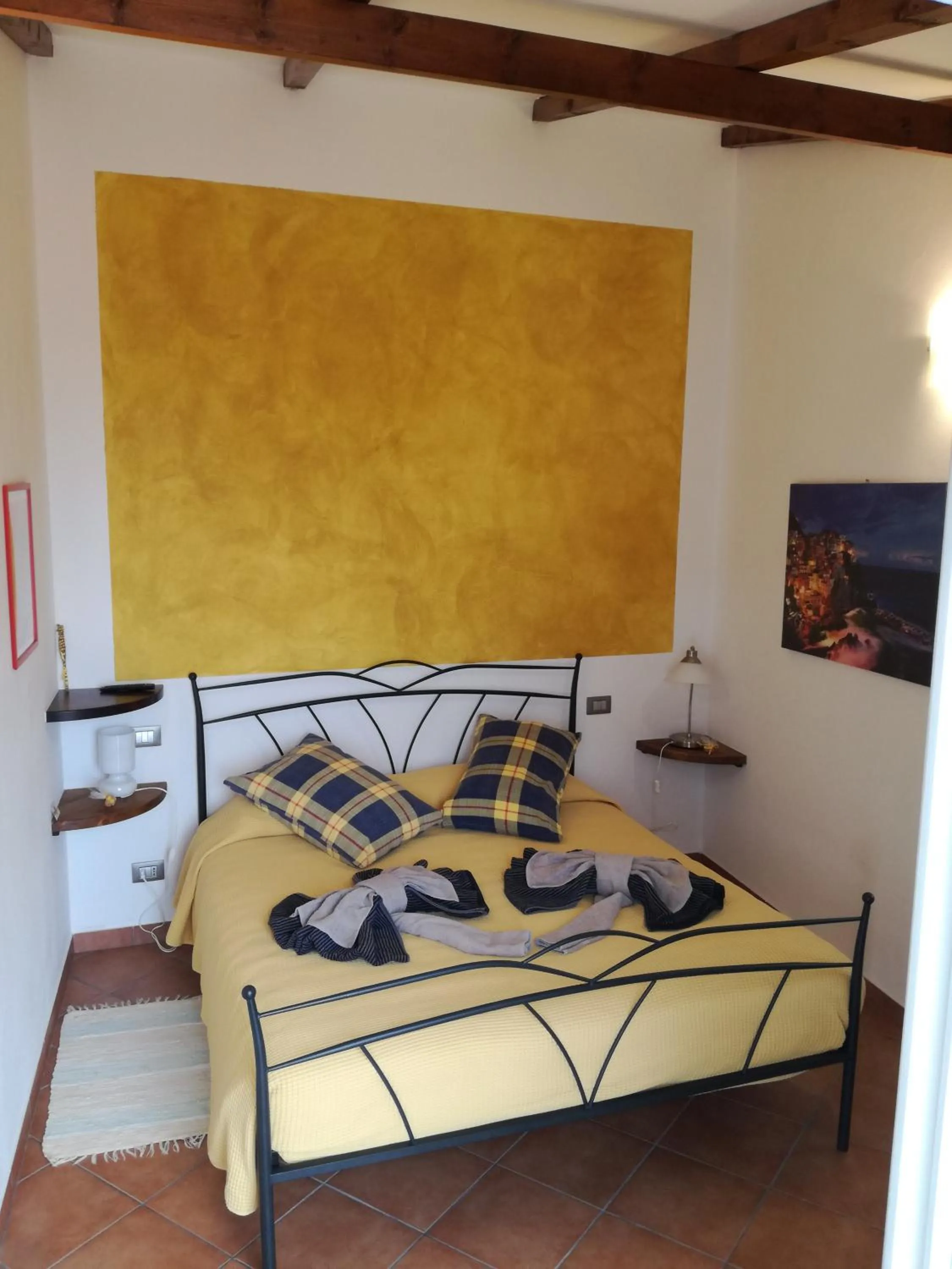 Photo of the whole room, Bed in Pietra Di Mare