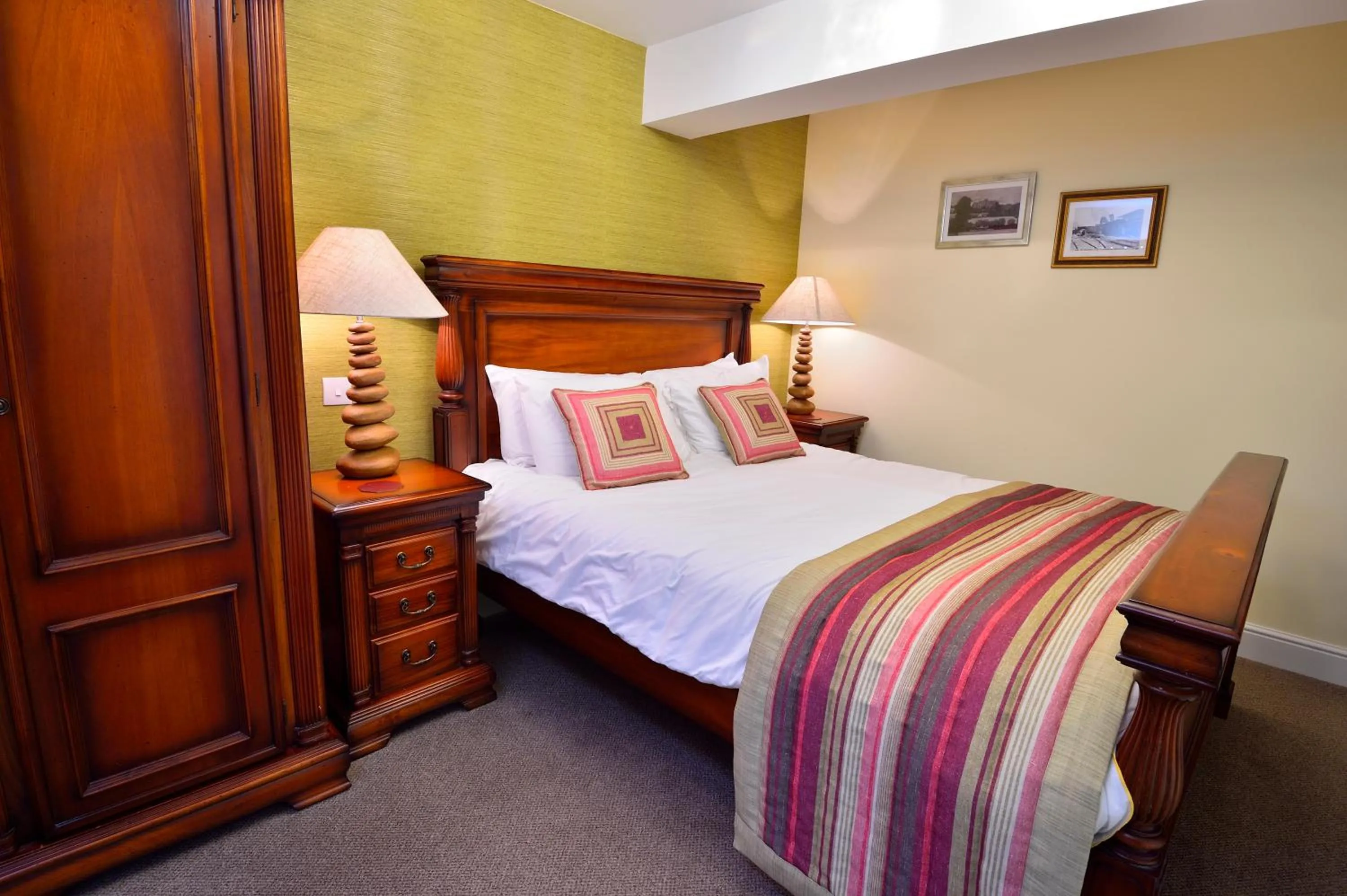 Bedroom, Bed in The George Hotel