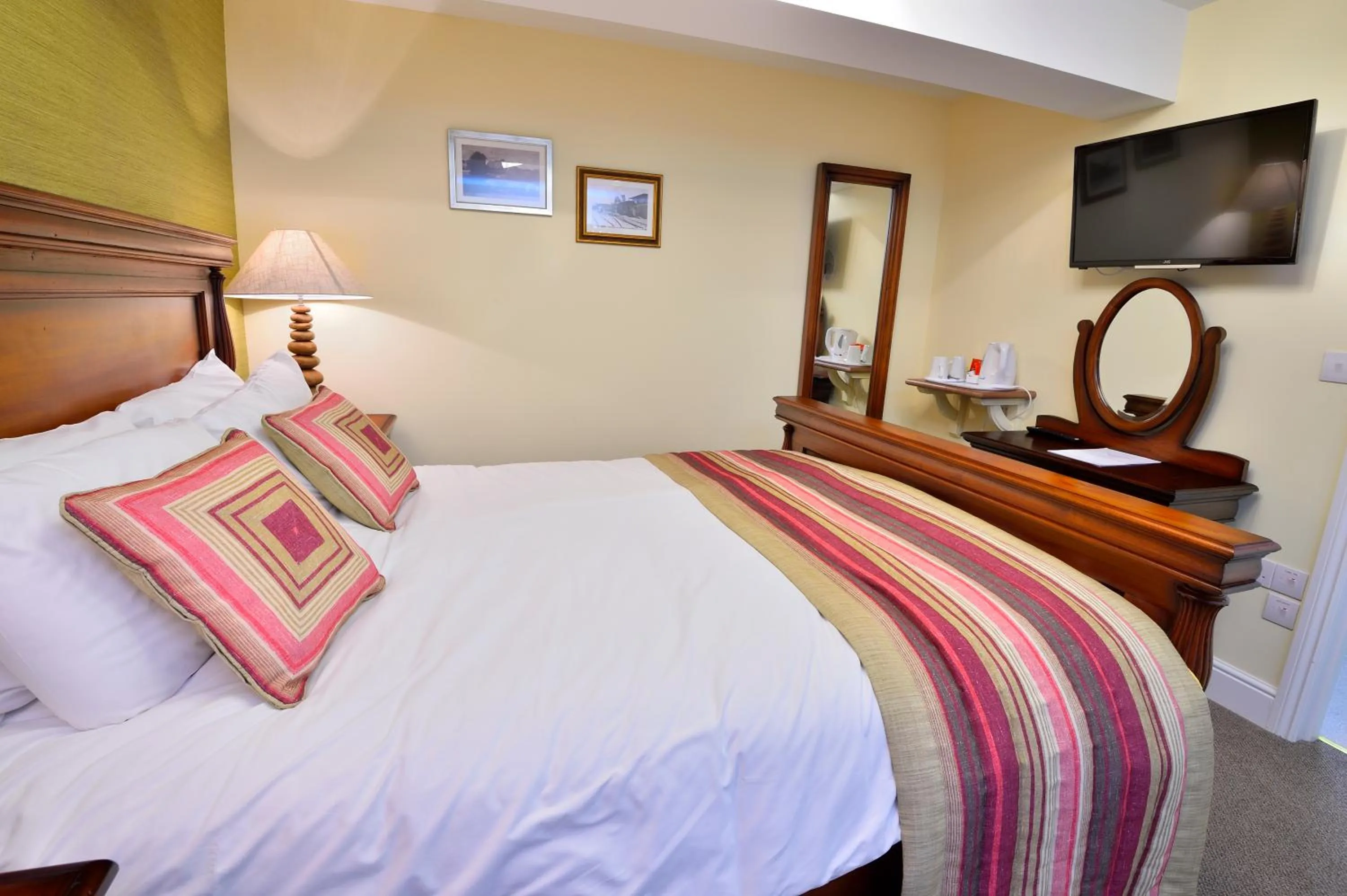 Bedroom, Bed in The George Hotel