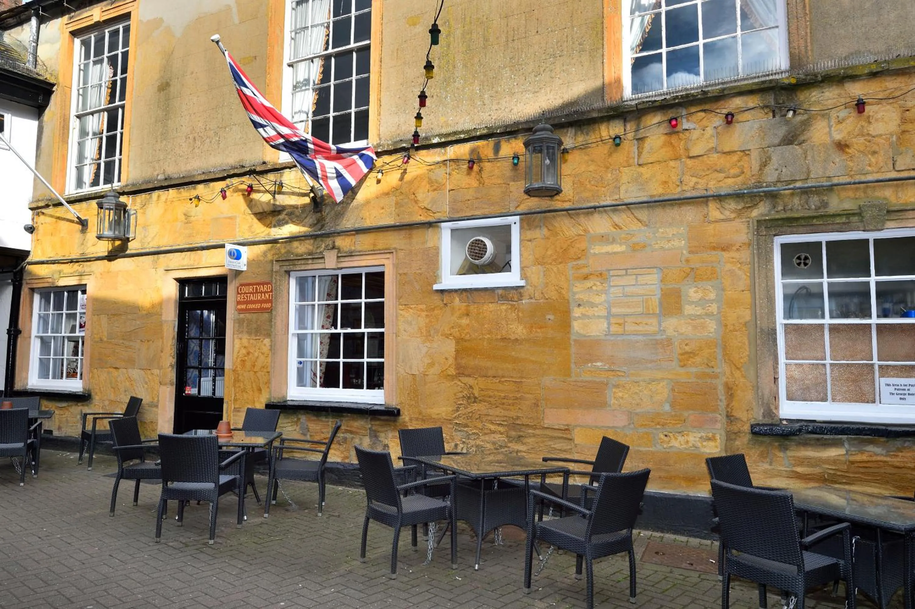 Facade/entrance in The George Hotel