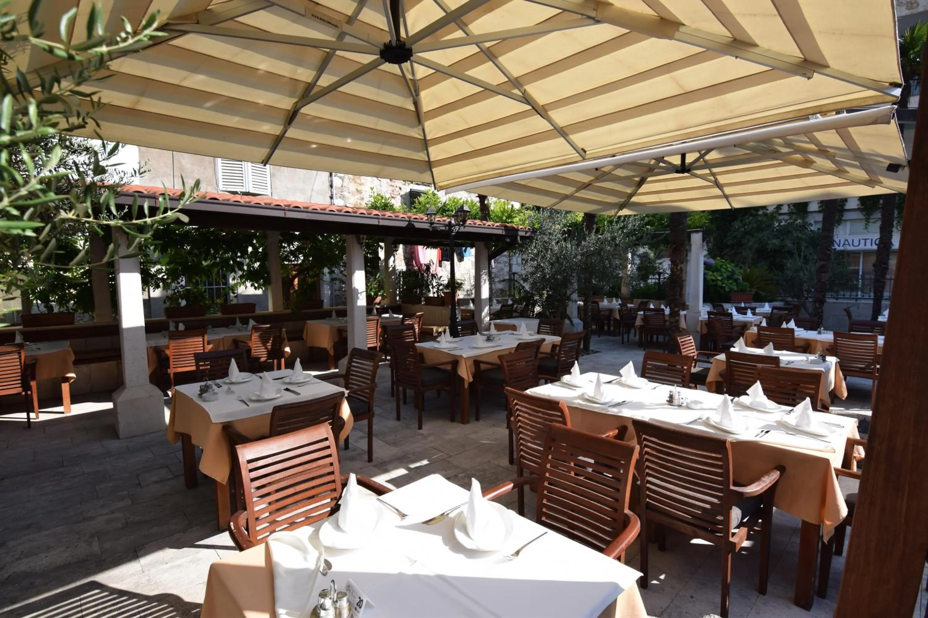 Restaurant/places to eat in Villa Riva