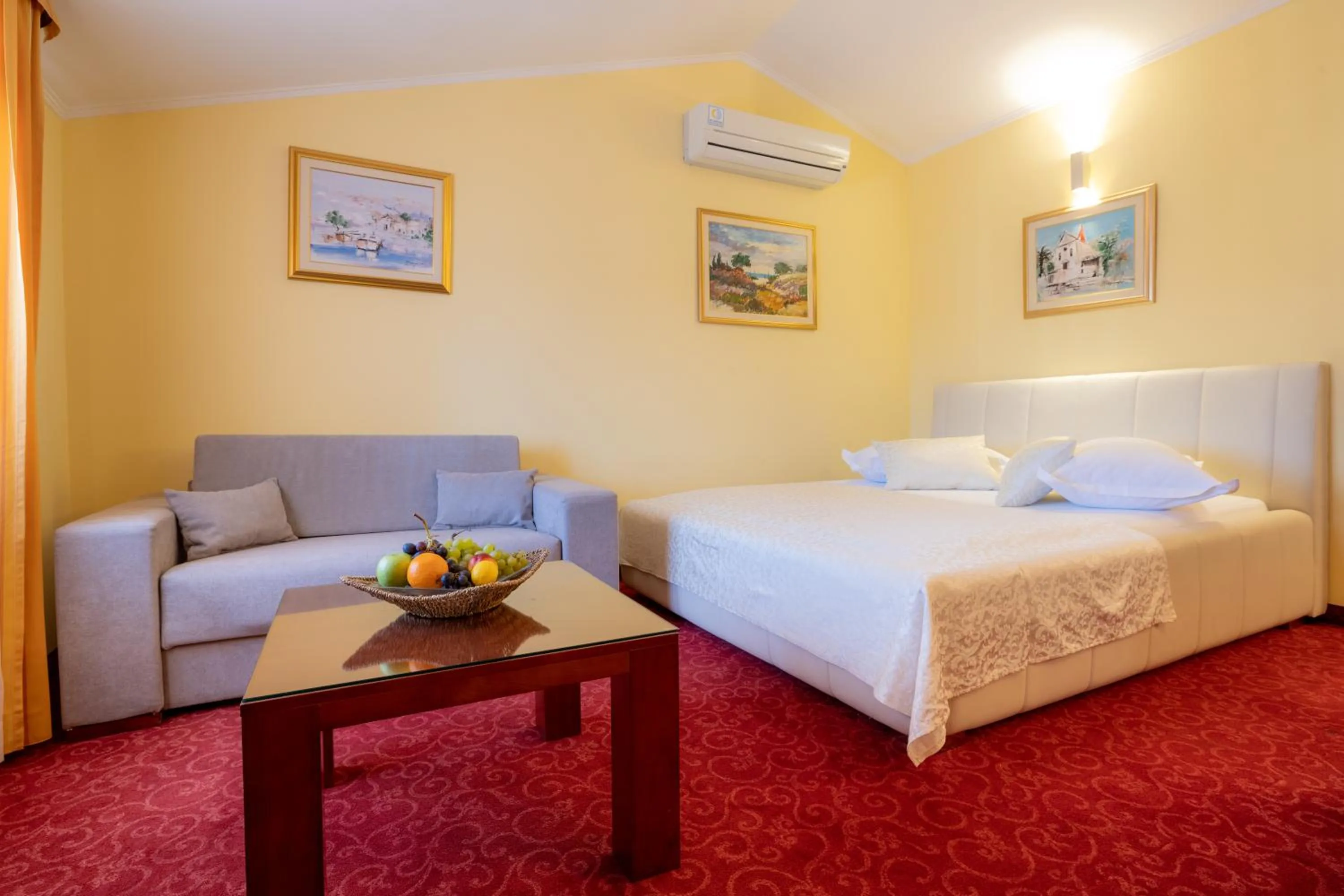 Photo of the whole room in Villa Riva