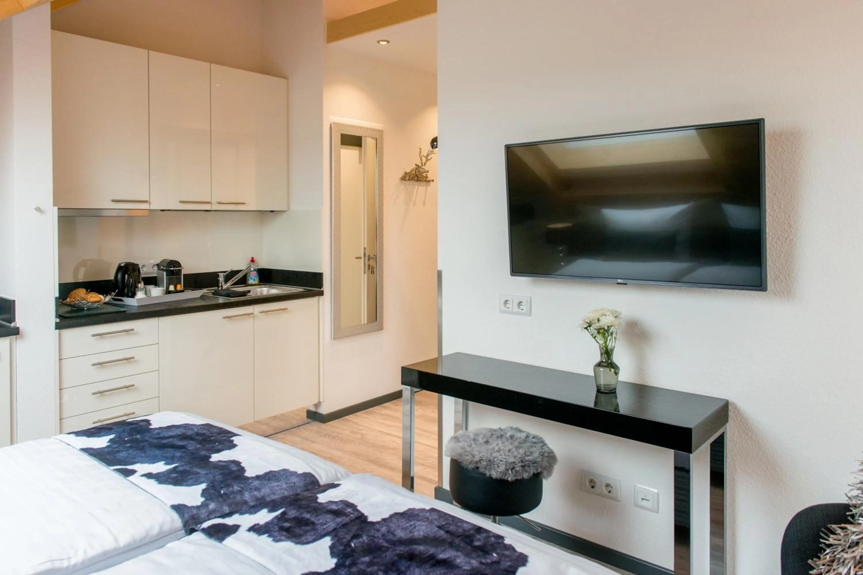 Kitchen or kitchenette in Design-Apartments by Ulrike Horster