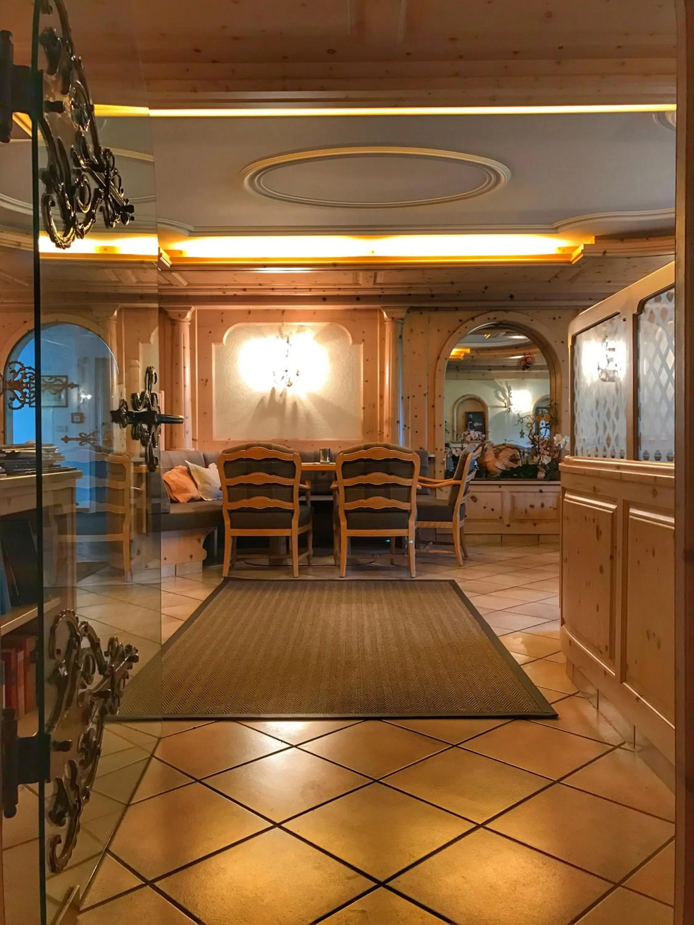 Restaurant/places to eat in Hotel Both