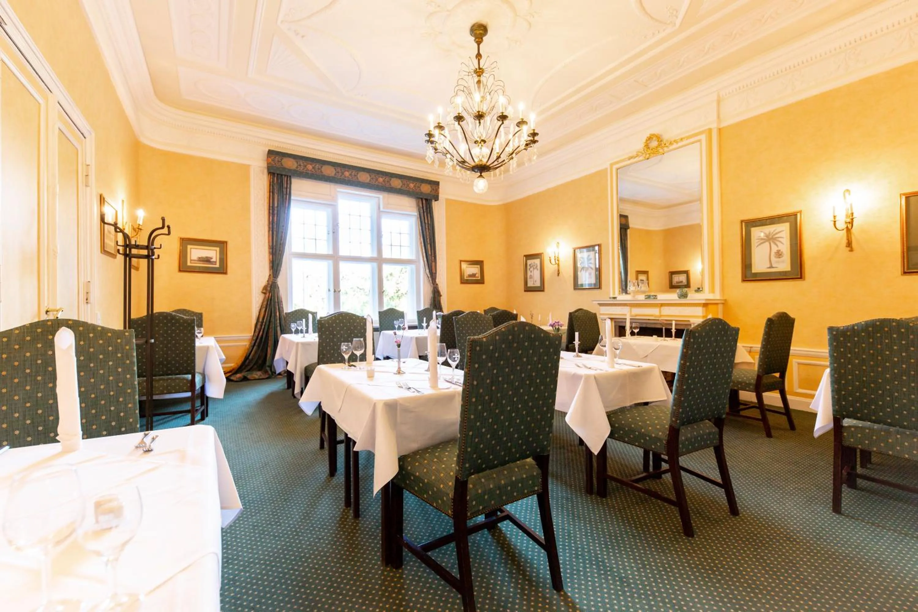 Restaurant/places to eat in Schlosshotel Villa Westerberge
