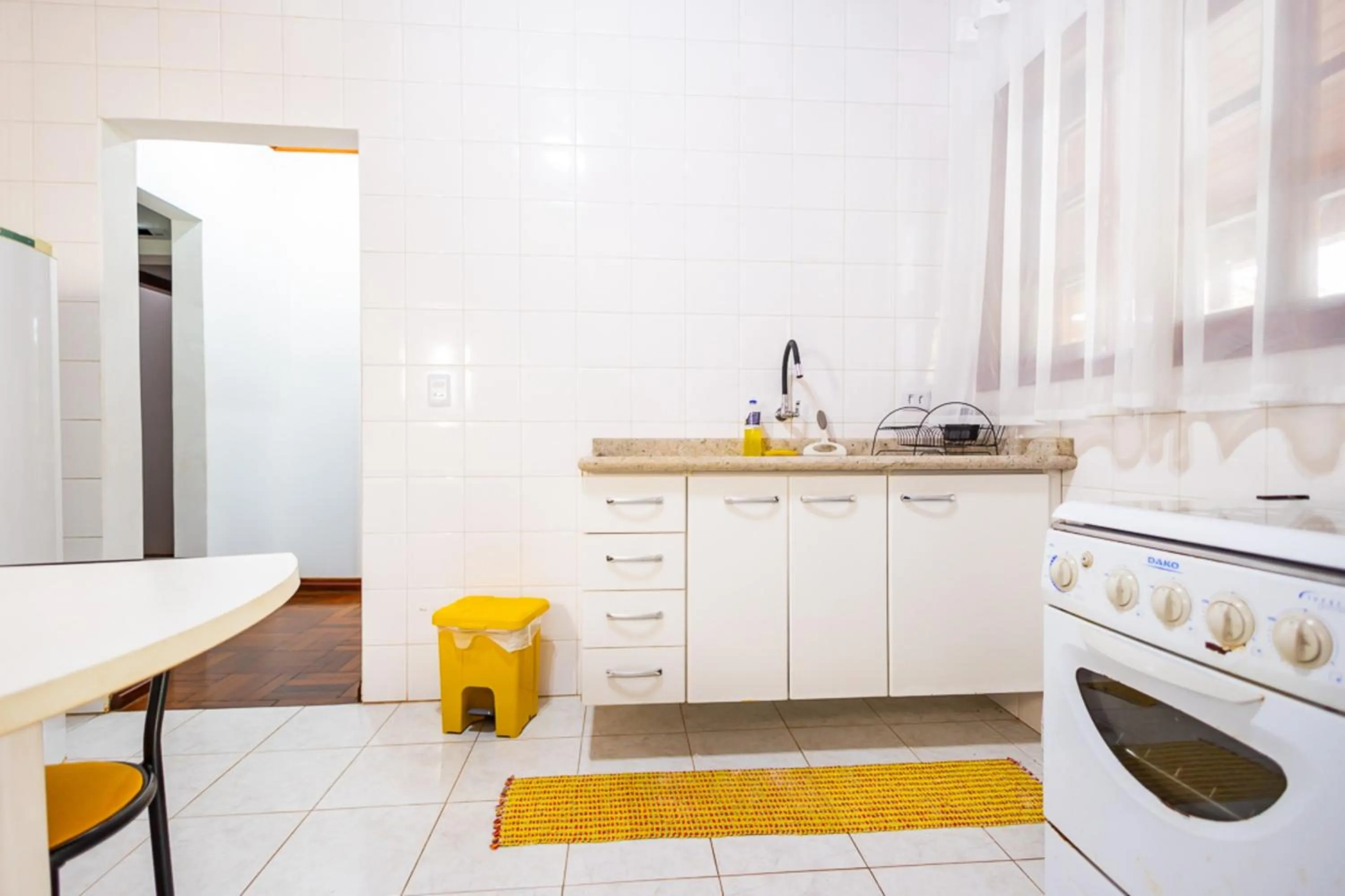 Kitchen or kitchenette in Putini Pousada e Hotel by OYO