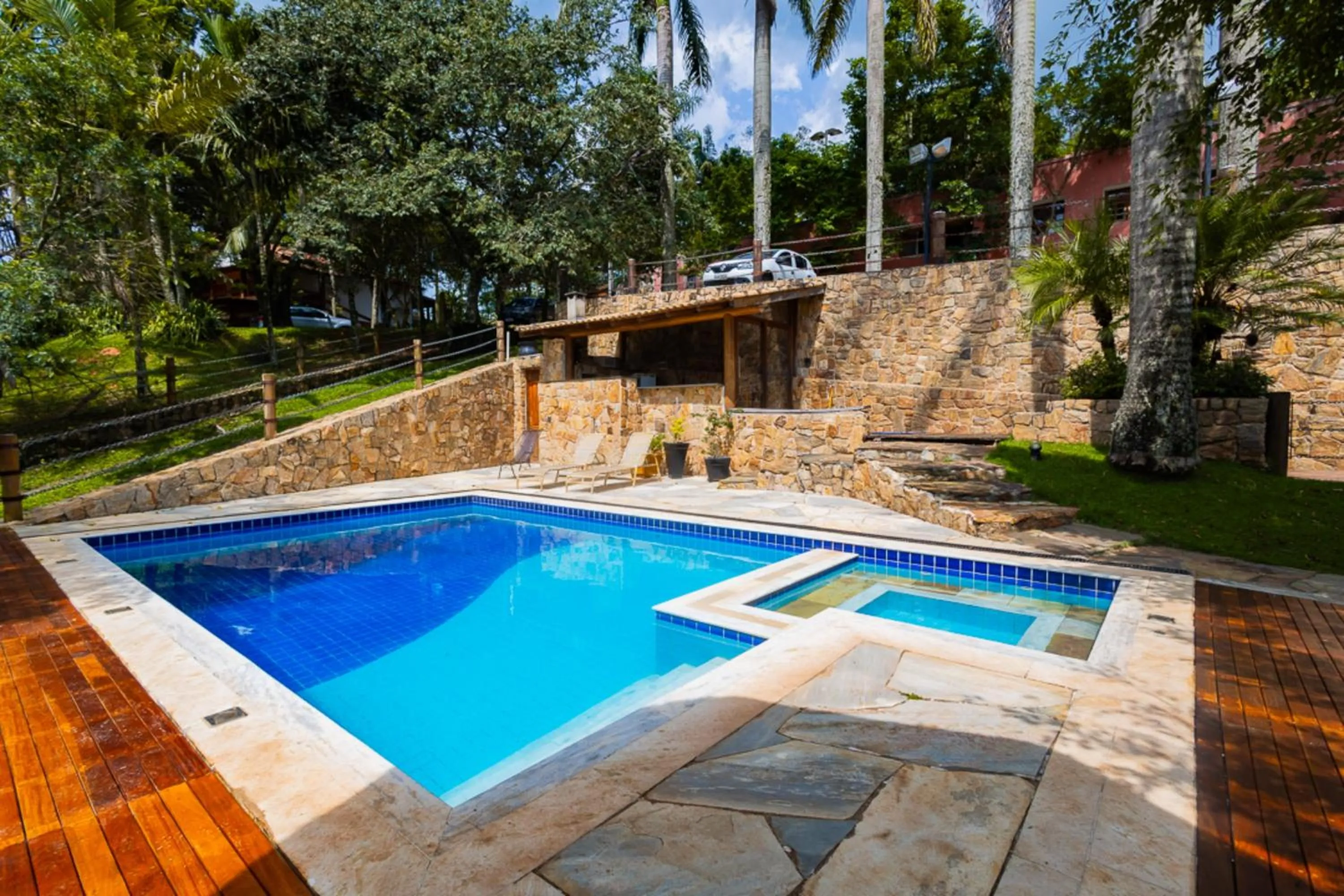 Swimming pool in Putini Pousada e Hotel by OYO